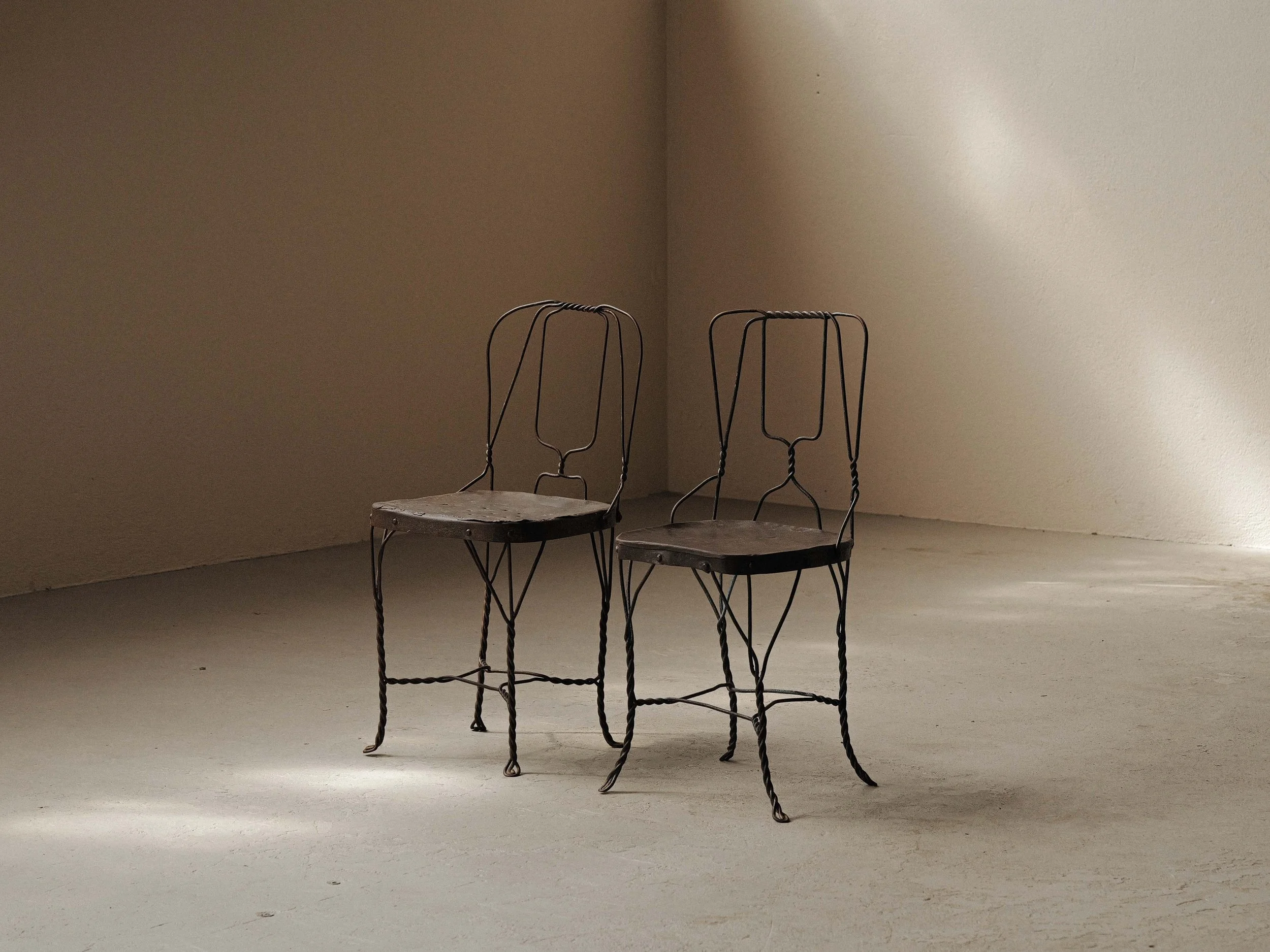 20260805A-Paire-de-chaises-naive-en-metal-tresse-et-soude-vers-1950-10.jpg