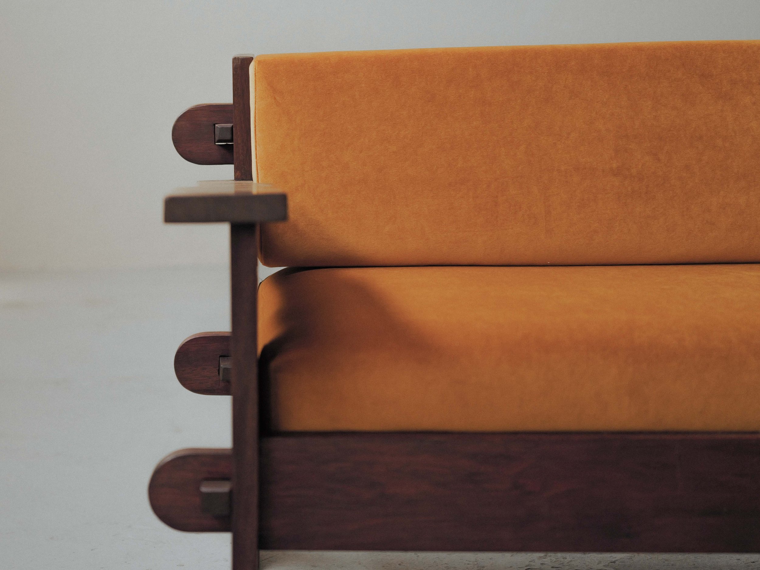 20260414A3-Banquette-artisanale-travail-d-architecte-bois-massif-tissu-moutarde-circa-1970-6.jpg