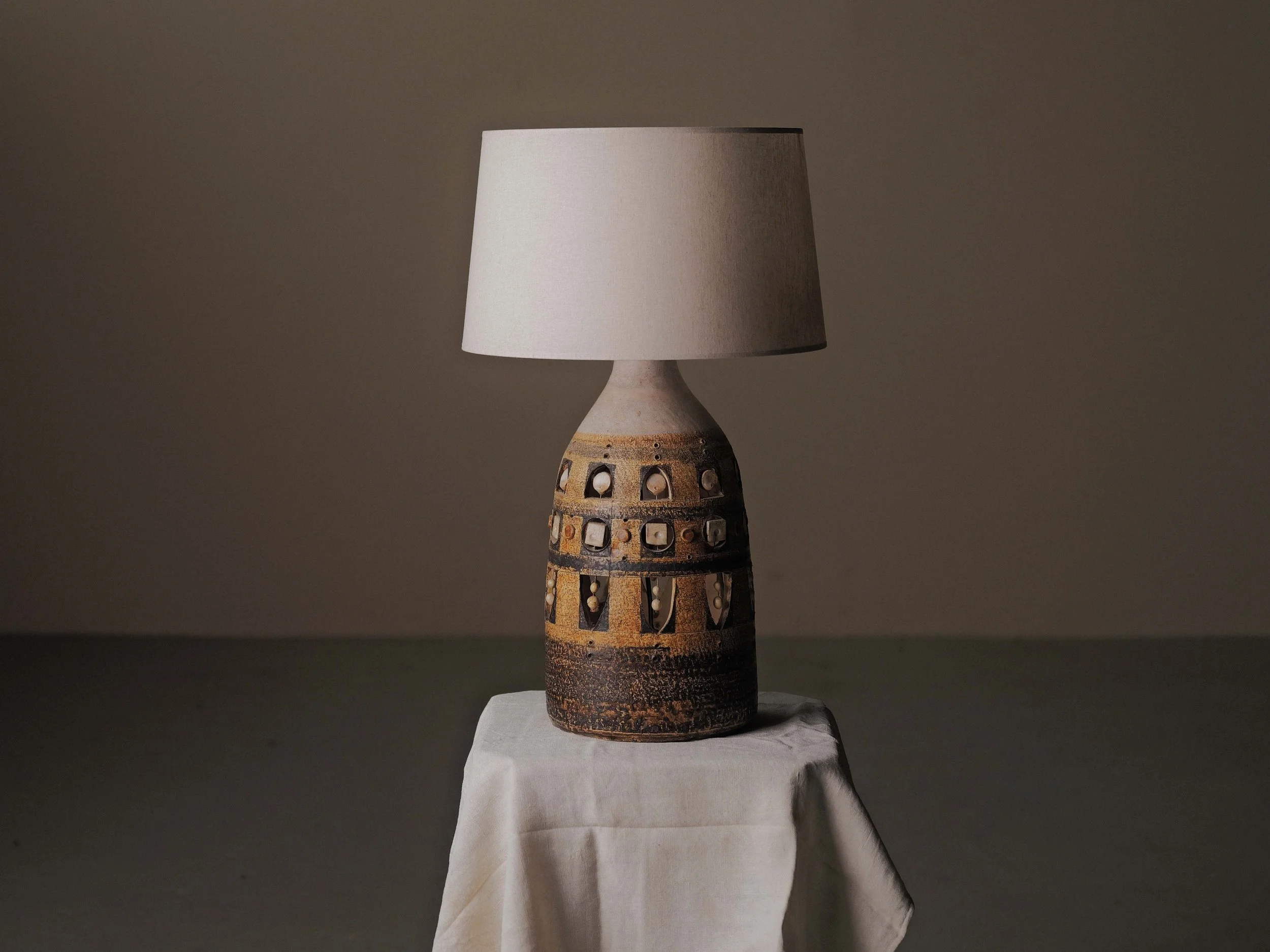 20260429L-lampe-de-table-a-double-eclairage-en-ceramique-emaillee-par-George-Pelletier-vers-1970-4.jpg