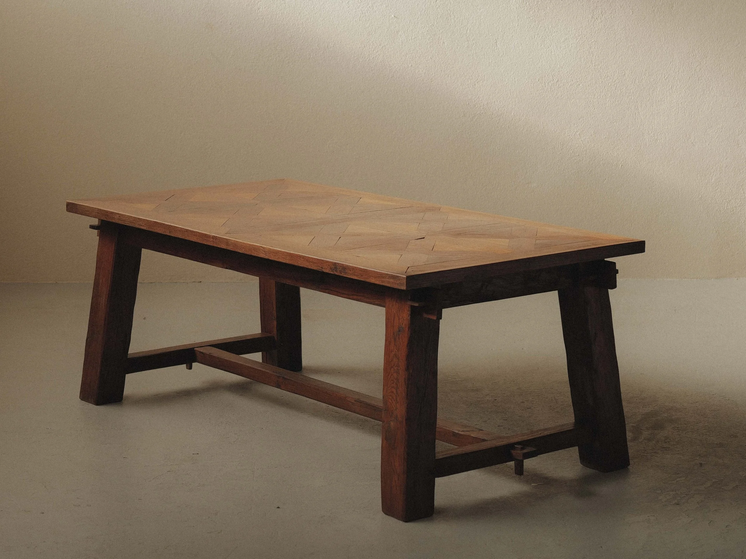 🔴 Table artisanale en bois massif – travail français, vers 1970