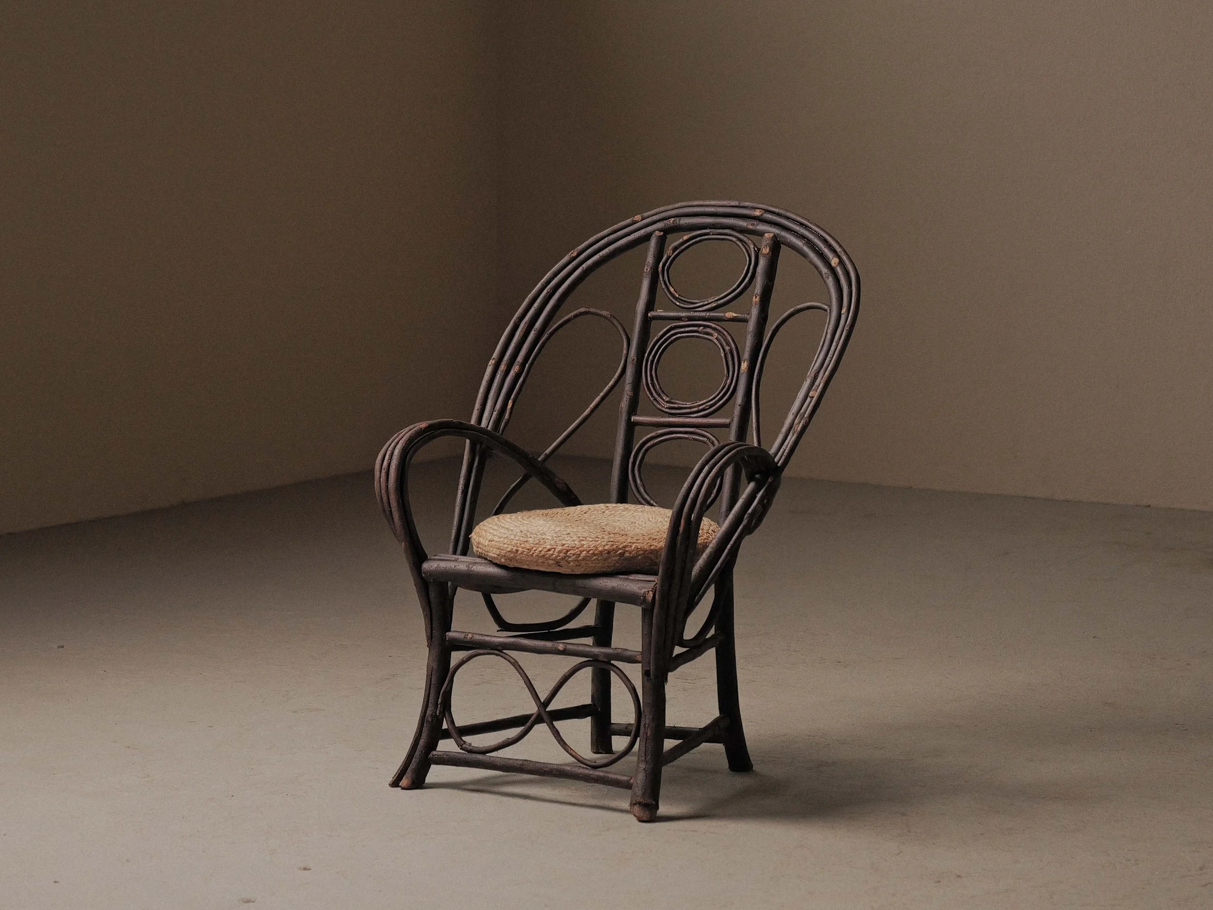20261014A-Fauteuil-sculptural-en-branche-de-noisetier-artisanal-travail-populaire-auvergne-vers-1900-2.jpg