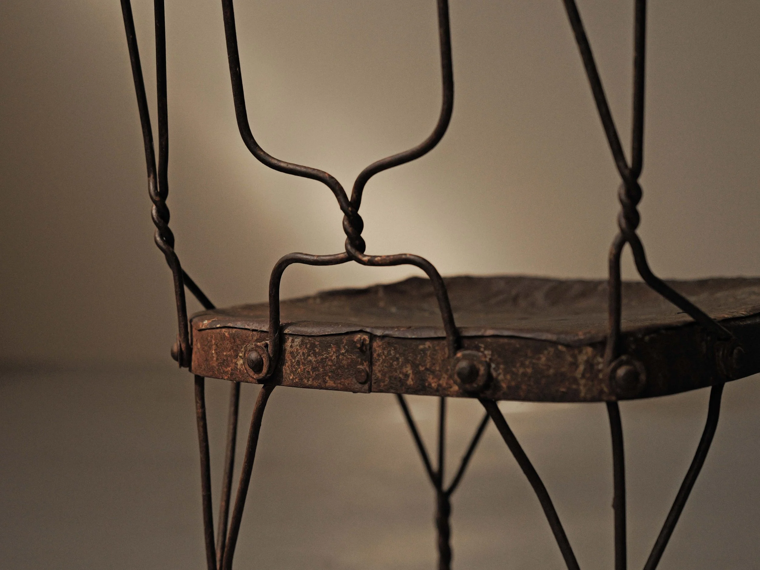 20260805A-Paire-de-chaises-naive-en-metal-tresse-et-soude-vers-1950-4.jpg