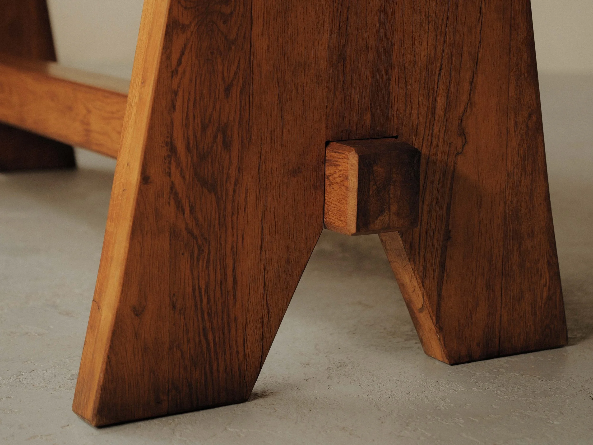 20260608T-table-de-repas-en-chene-massif-travail-artisanal-probablement-d-architecte-esprit-brutaliste-Vers-1980-10.jpg
