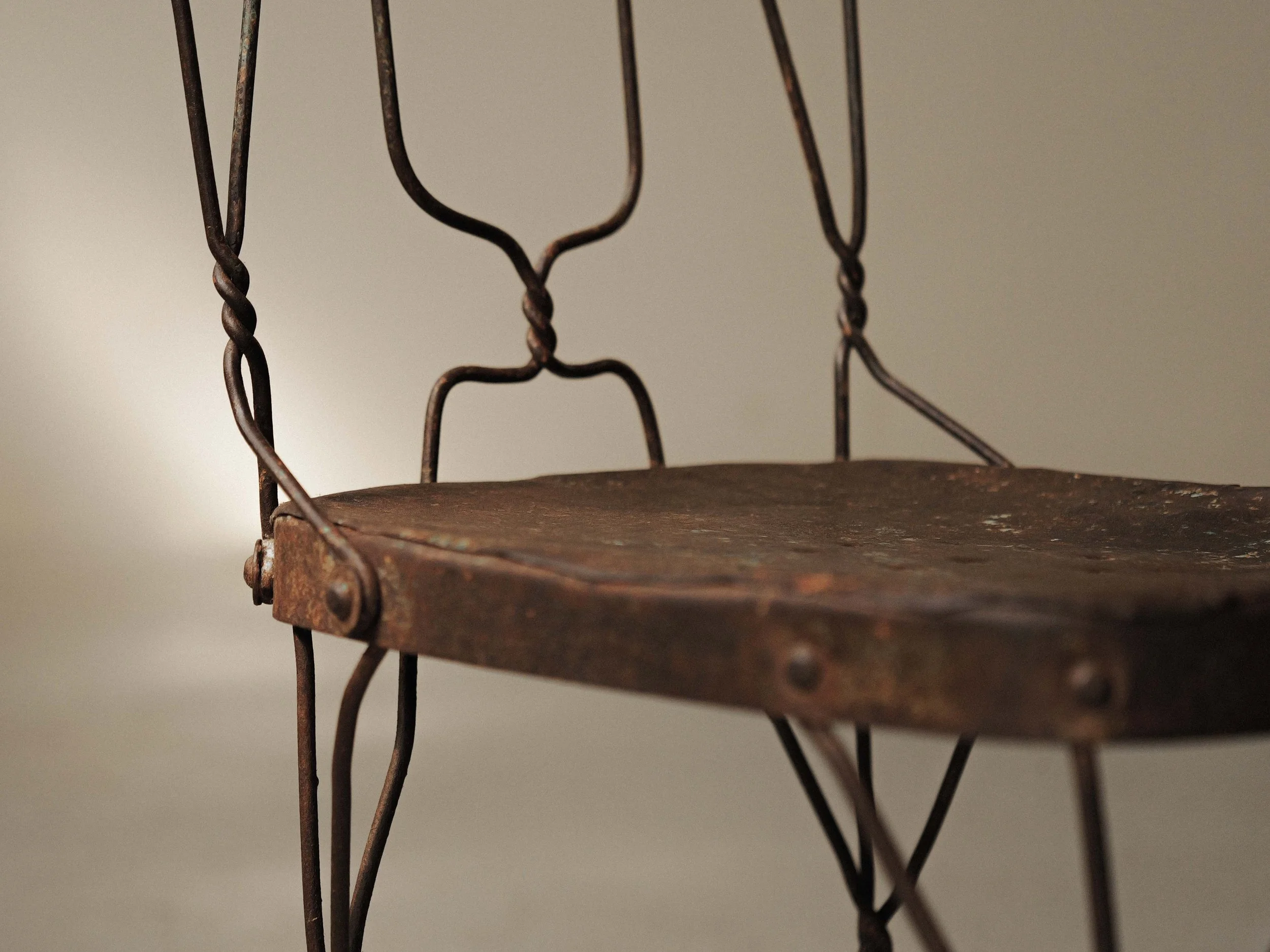 20260805A-Paire-de-chaises-naive-en-metal-tresse-et-soude-vers-1950-9.jpg