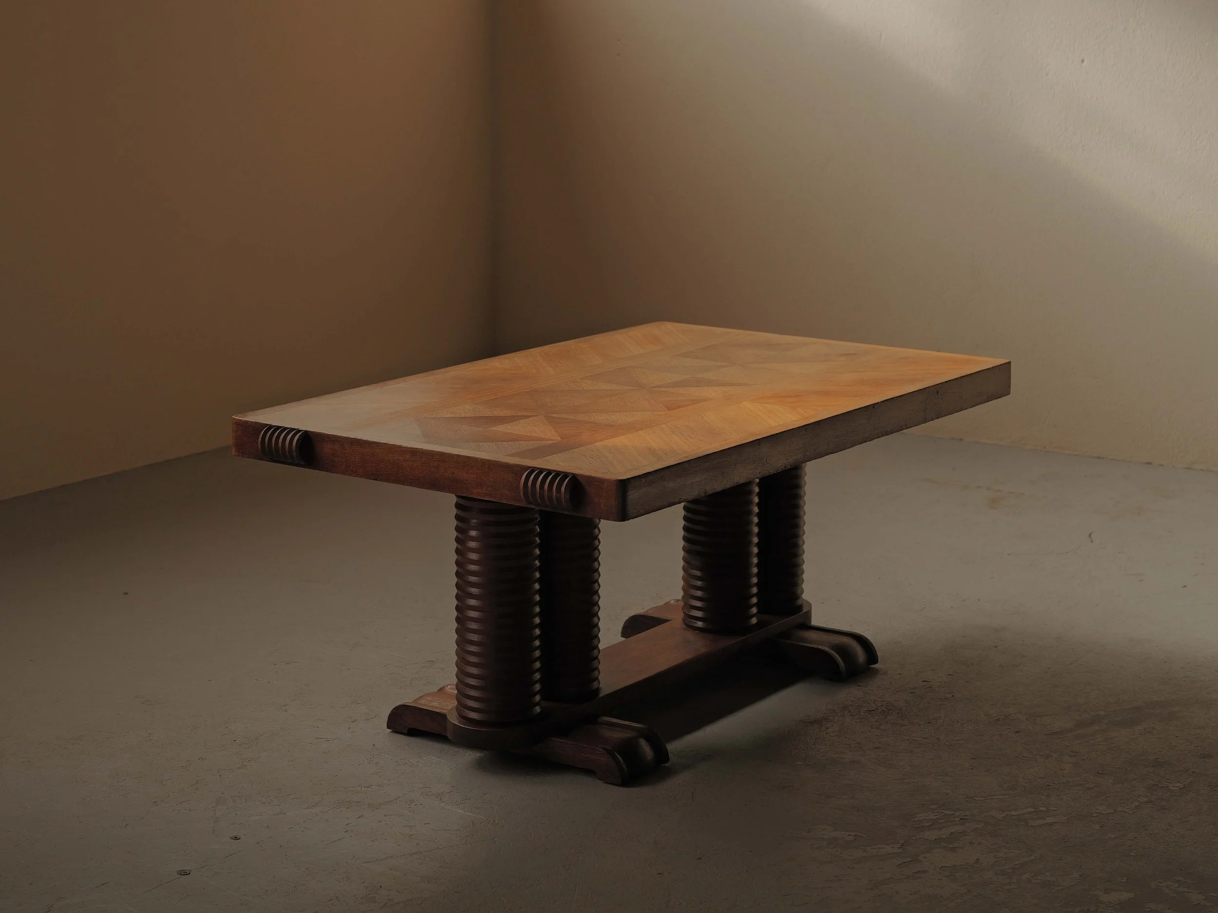 20260210T2-Table-art-deco-moderniste-chene-massif-et-marqueterie-de-chene-circa-1930-1940-2.jpg