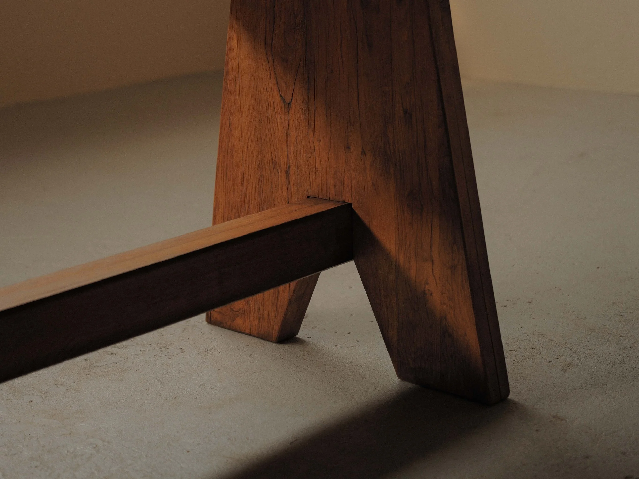 20260608T-table-de-repas-en-chene-massif-travail-artisanal-probablement-d-architecte-esprit-brutaliste-Vers-1980-7.jpg
