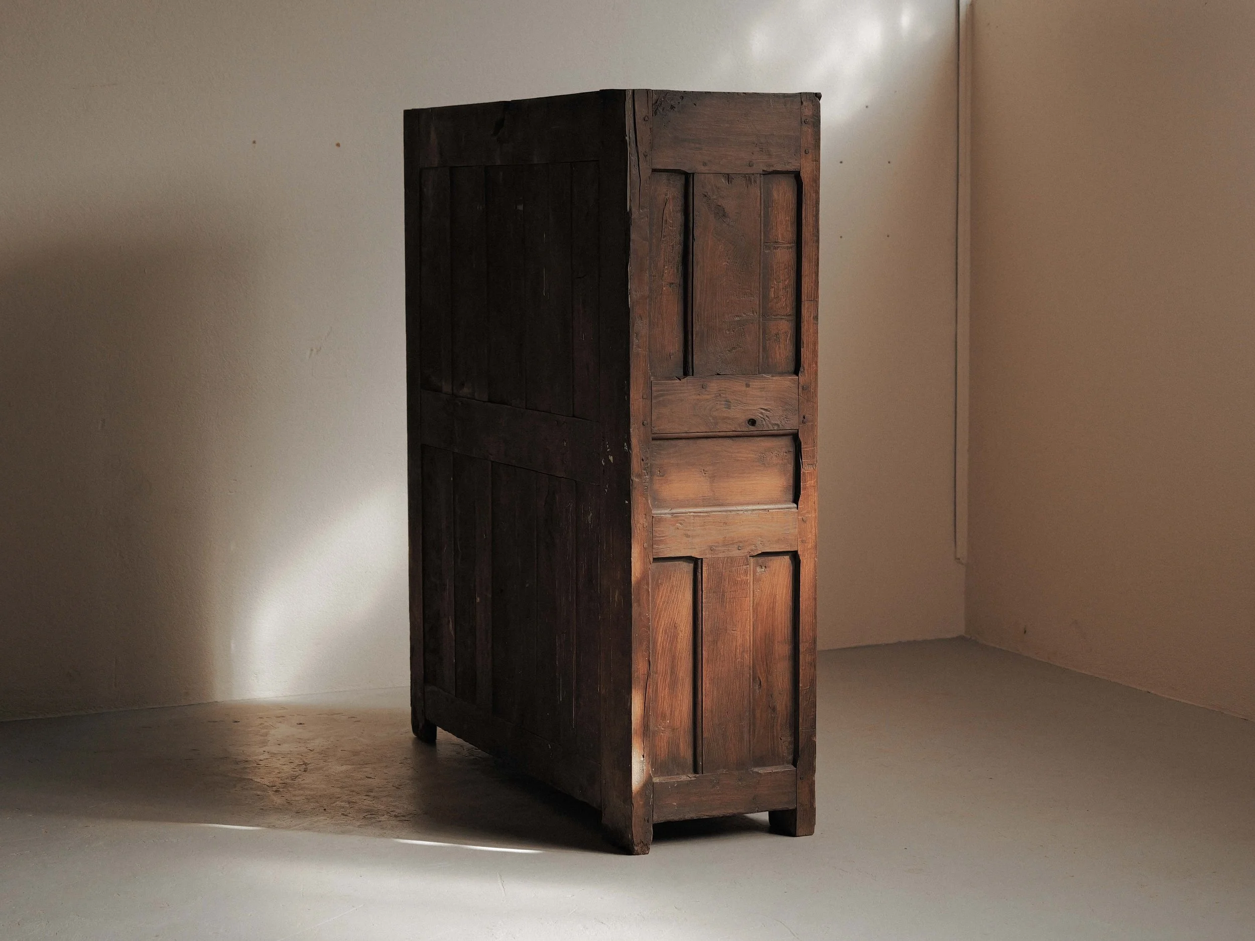 20260923M1-Armoire-coffre-en-chene-massif-entierement-sculptee-art-populaire-breton-19eme-siecle-23.jpg