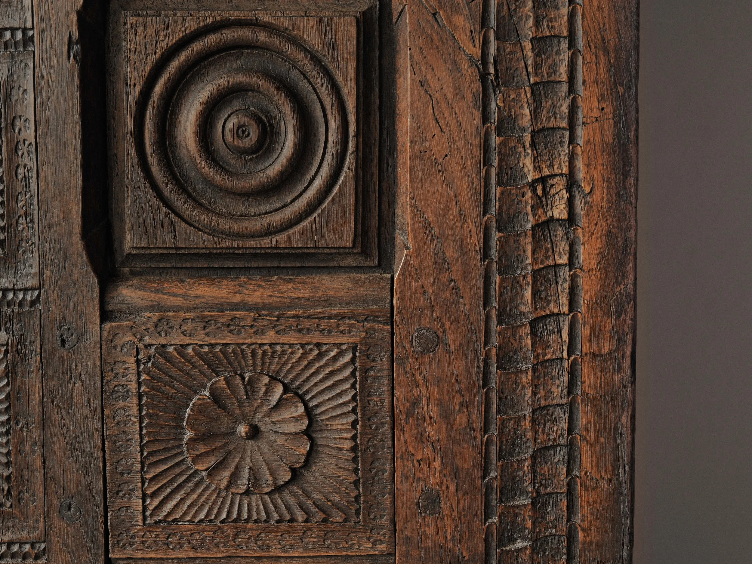 20260923M2-Armoire-coffre-en-chene-massif-entierement-sculptee-art-populaire-basque-19eme-siecle-12.jpg