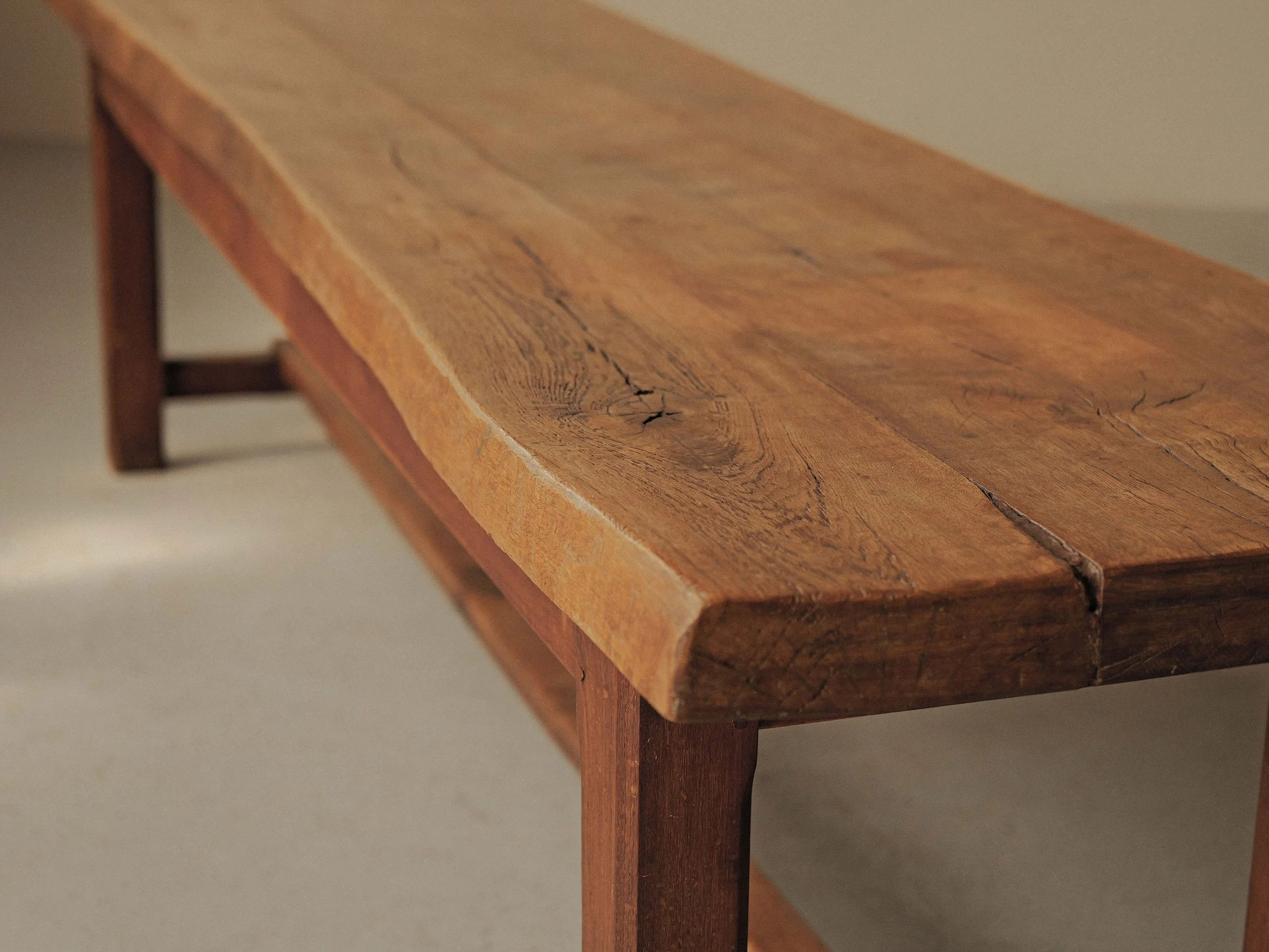 20260723T-Grande-table-artisanale-structure-en-chene-plateau-en-Orme-France-9.jpg