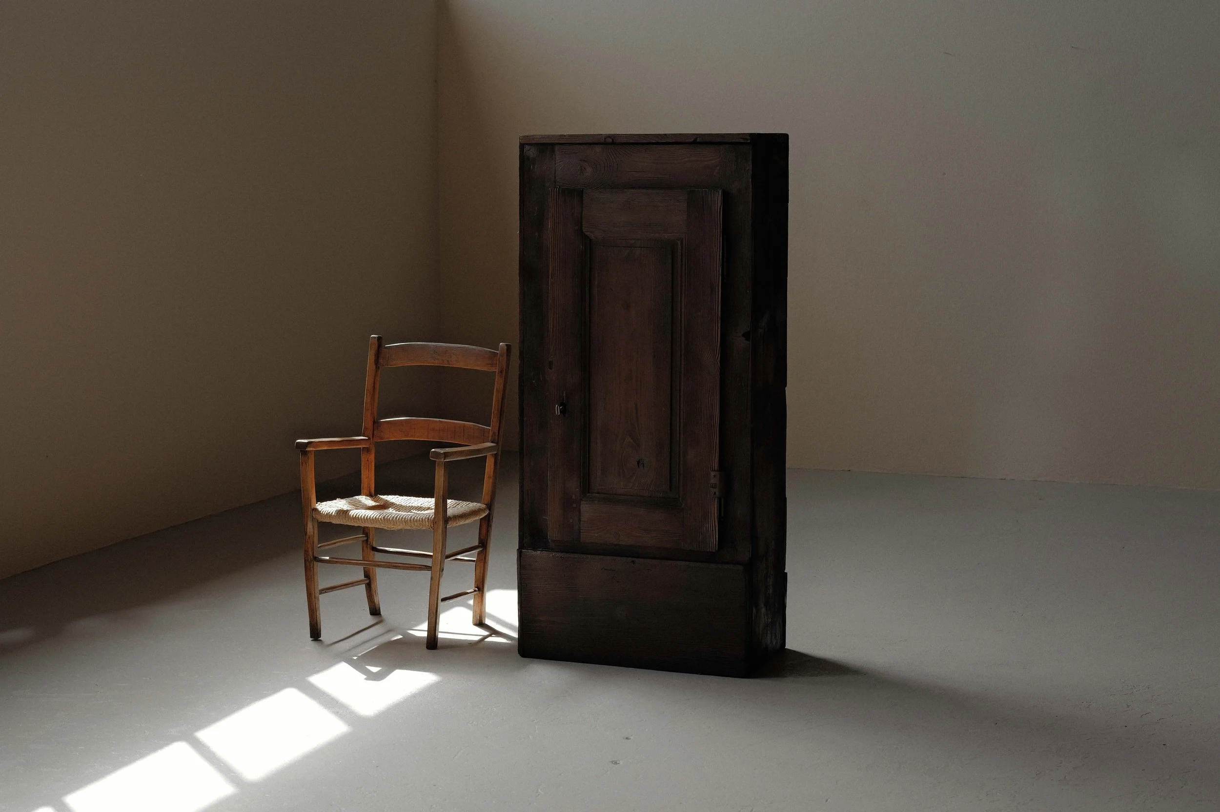 20250731M-Bonnetiere-et-fauteuil-art-populaire-pin-massif-19eme-siecle-savoie.jpg