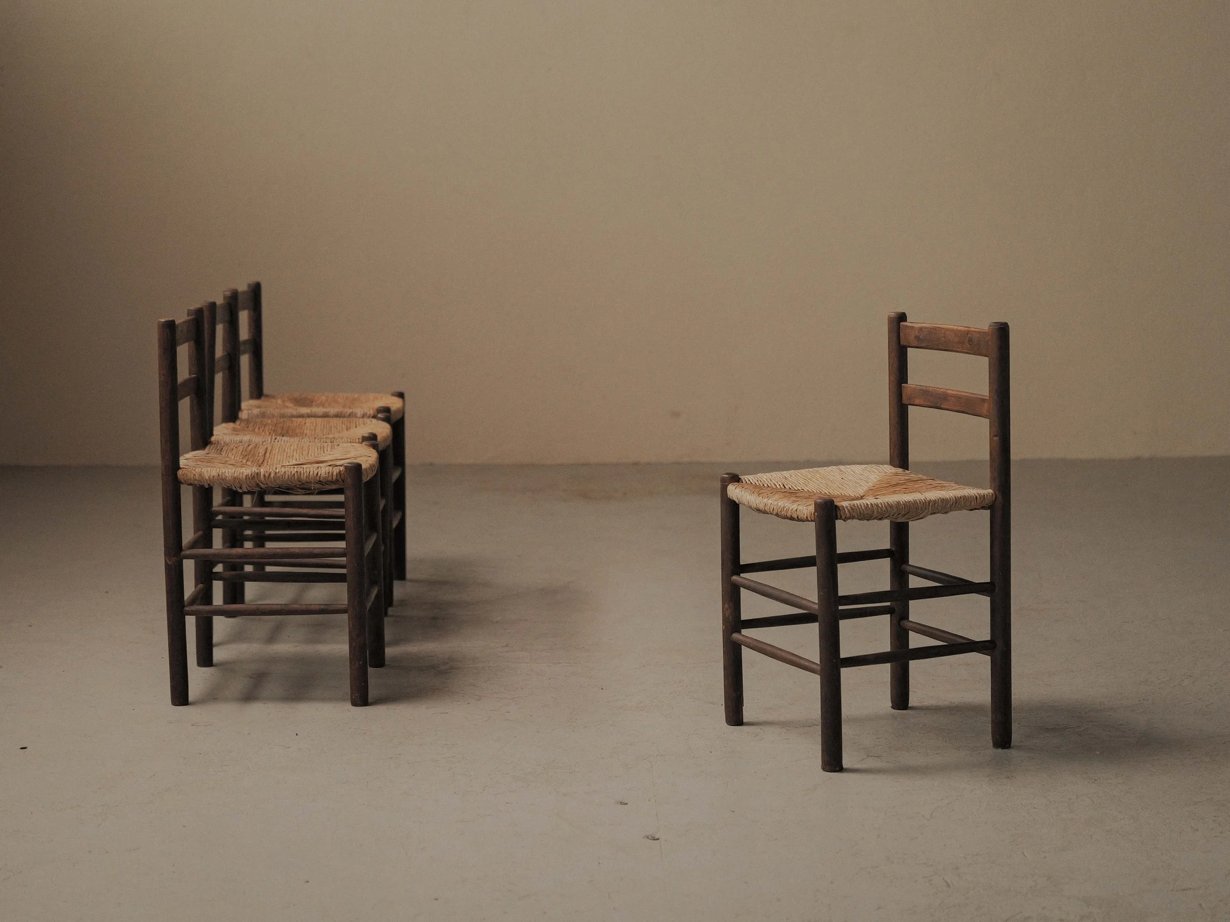 20260917A1-Set-de-4-chaises-bois-massif-et-paille-Vers-1960-6.jpg