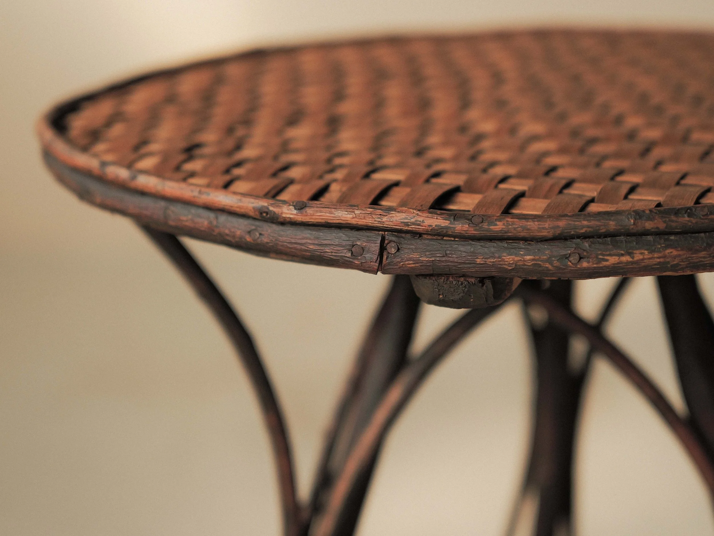 20260319T1-Gueridon-en-noisetier-et-osier-tresse-art-populaire-debut-20eme-siecle-Auvergne-12.jpg