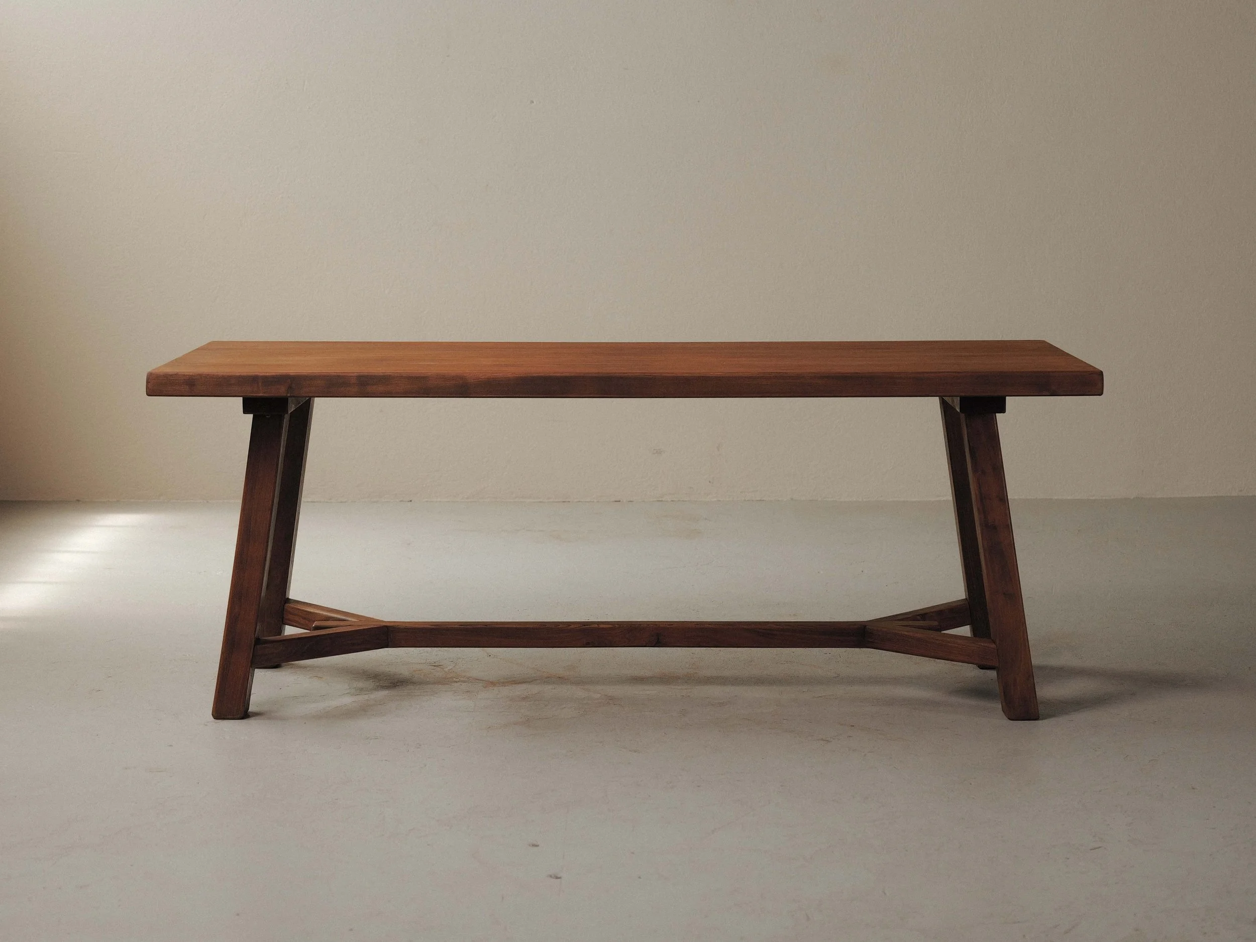 20260519T-table-artisanale-en-chene-massif-et-placage-de-chene-France-vers-1970-13.jpg