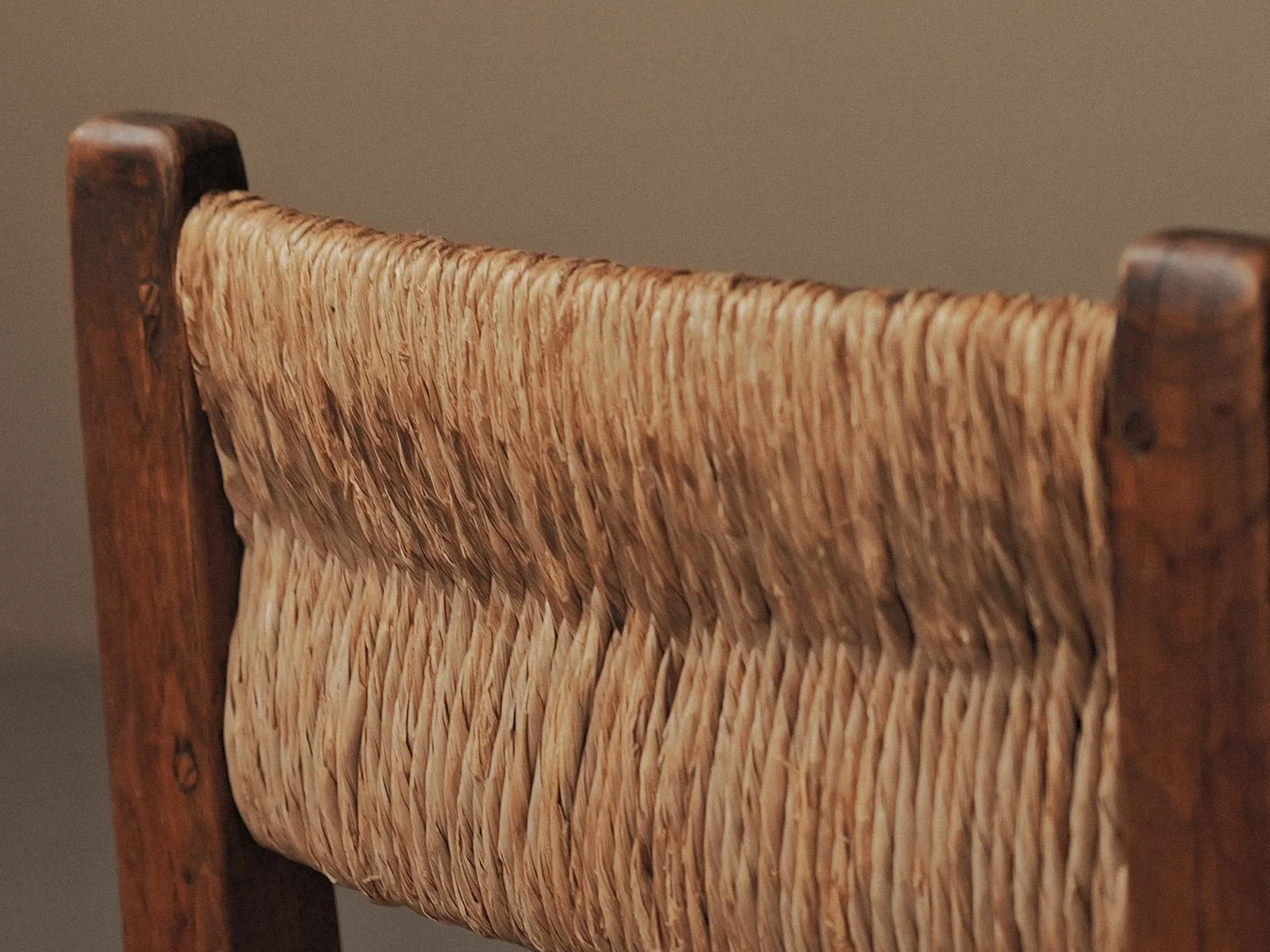20260217A-SET-DE-4-chaises-en-chene-massif-et-paille-tressee-travail-artisanal-France-vers-1960-7.jpg