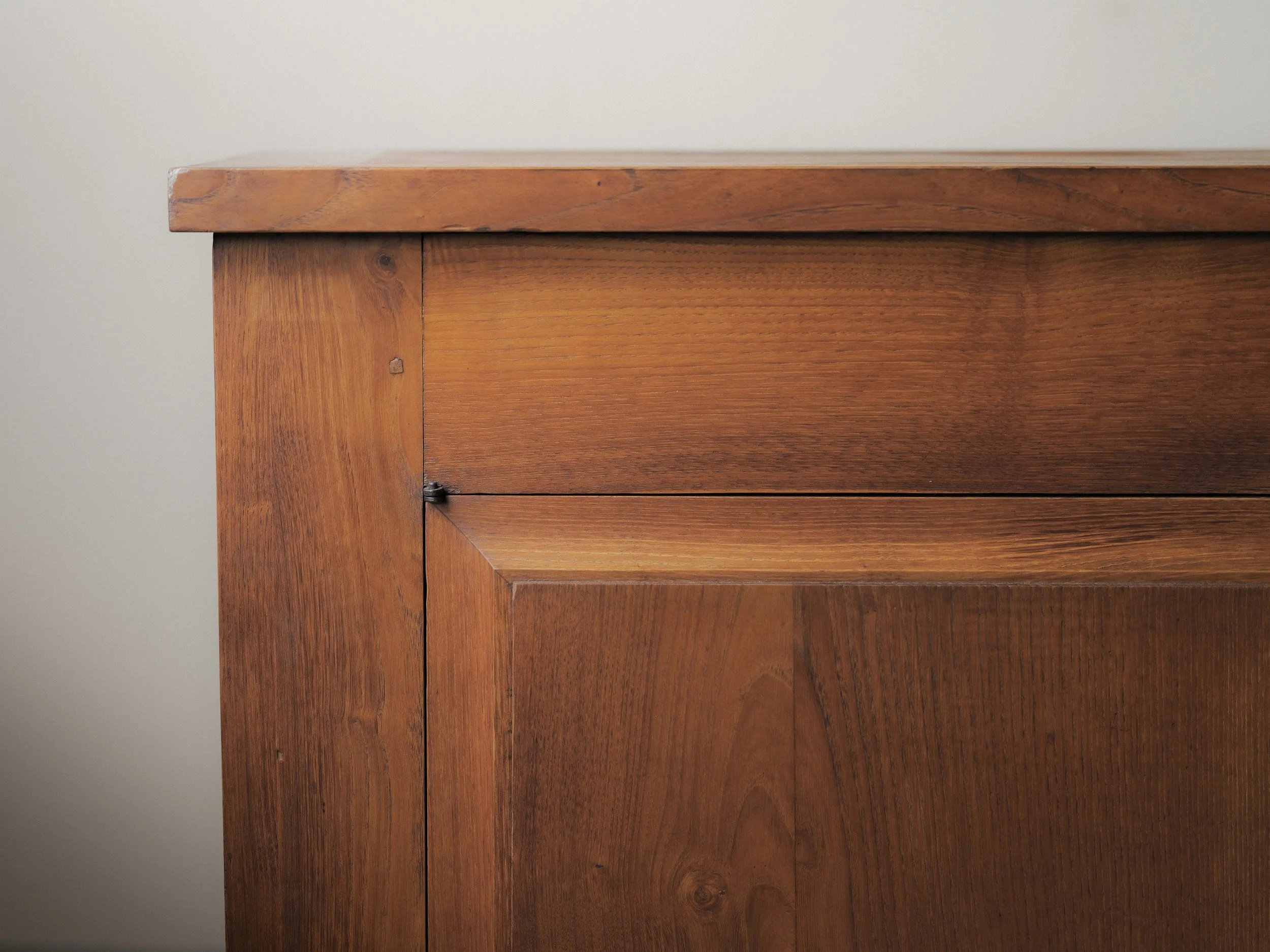 20260217M-meuble-buffet-4-portes-en-chene-massif-travail-artisanal-France-vers-1960-7.jpg
