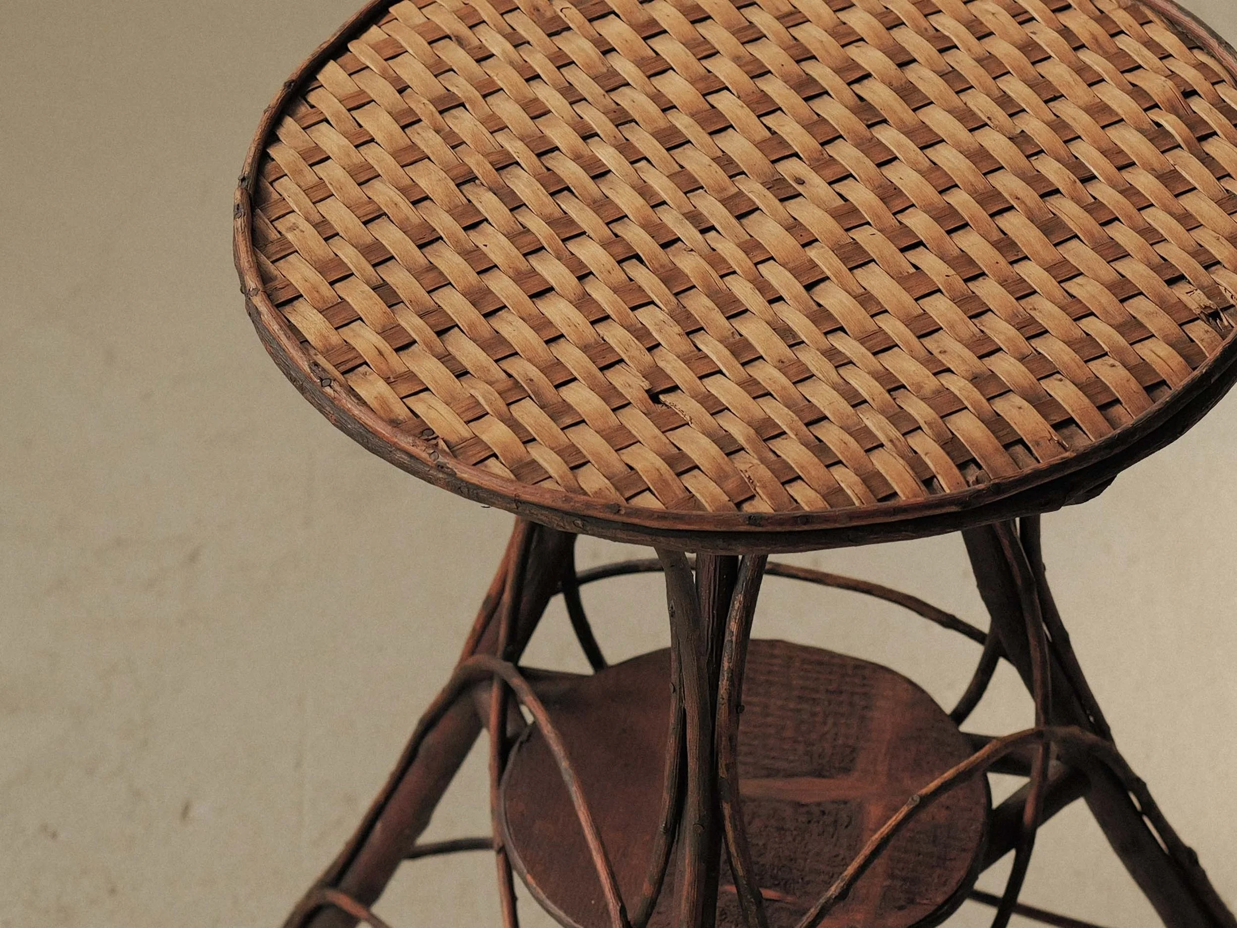 20260319T1-Gueridon-en-noisetier-et-osier-tresse-art-populaire-debut-20eme-siecle-Auvergne-16.jpg
