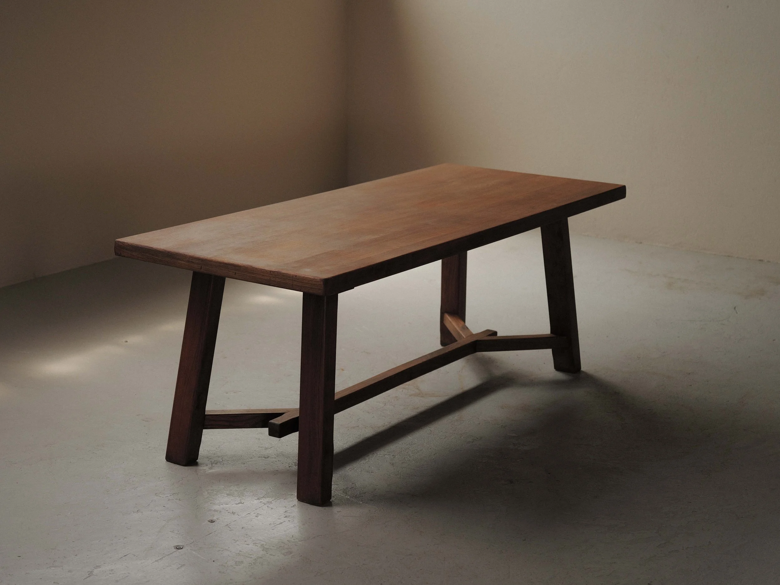 20260519T-table-artisanale-en-chene-massif-et-placage-de-chene-France-vers-1970-5.jpg