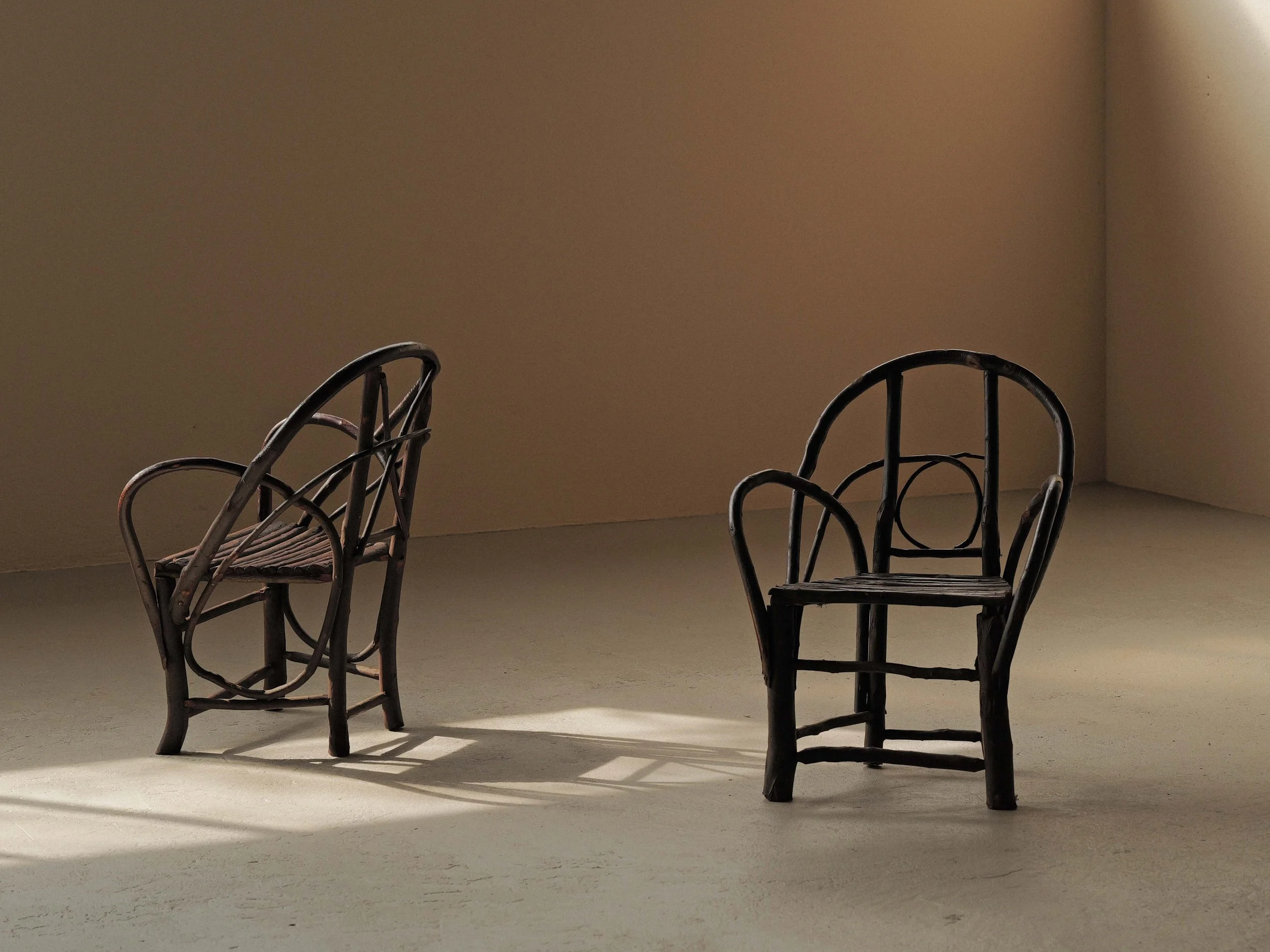 20260319A-paire-de-fauteuils-en-branches-de-noisetier-art-populaire-auvergne-debut-20-eme-siecle.jpg