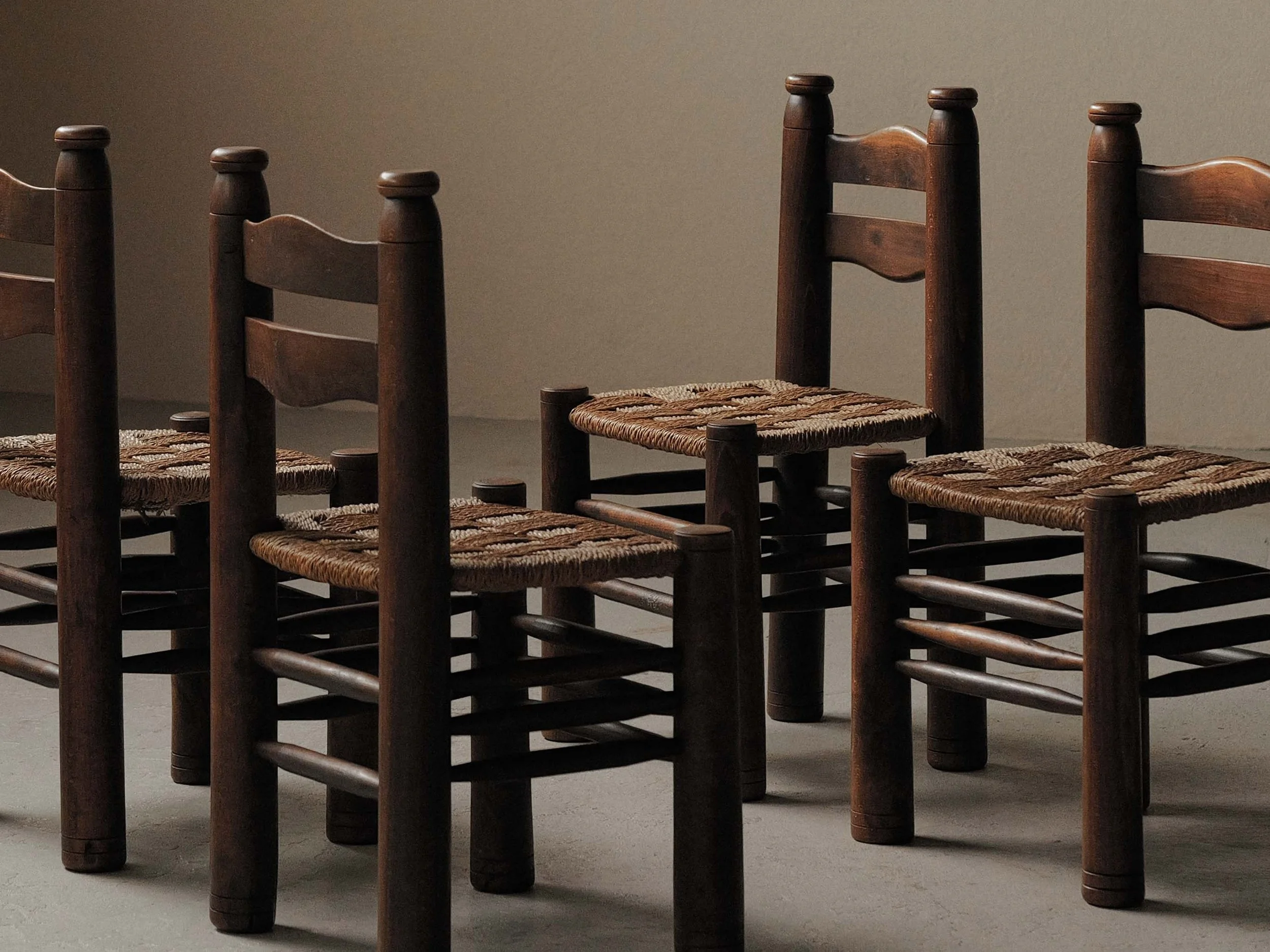 20260603A1-Ensemble-de-4-chaises-rustico-modernistes-en-hetre-massif-France-vers-1940-2.jpg