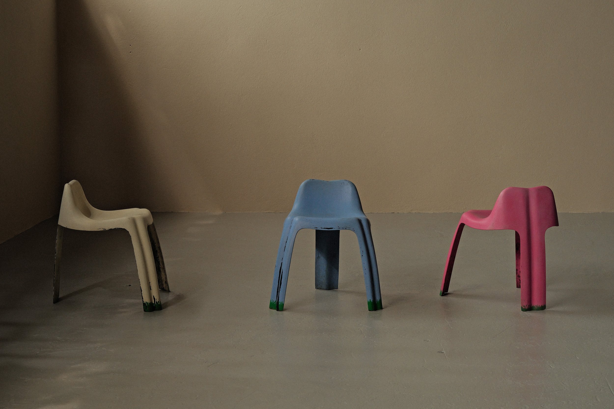 20250512A-chaises-patrick-Gingembre-fibre-de-verre-1970-3.jpg