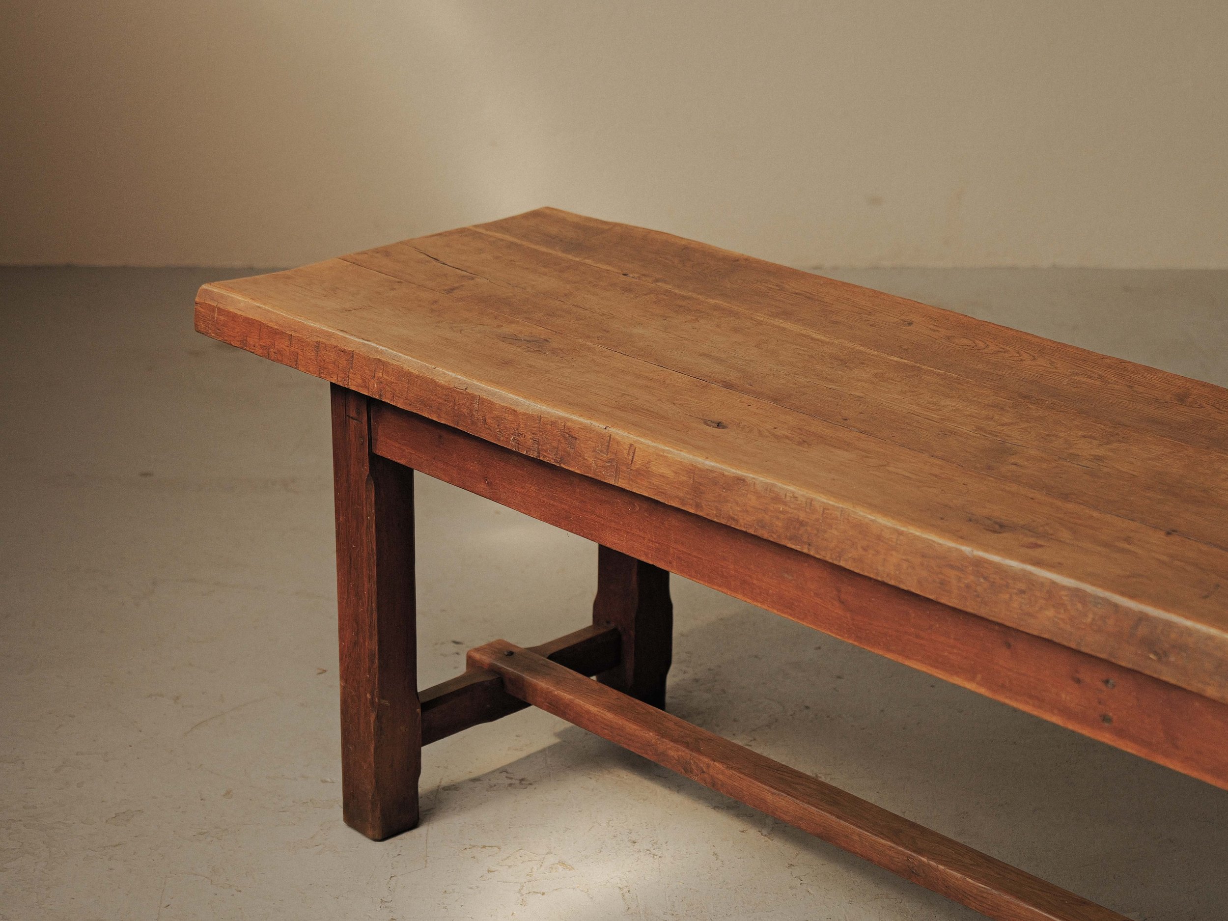20260723T-Grande-table-artisanale-structure-en-chene-plateau-en-Orme-France-12.jpg