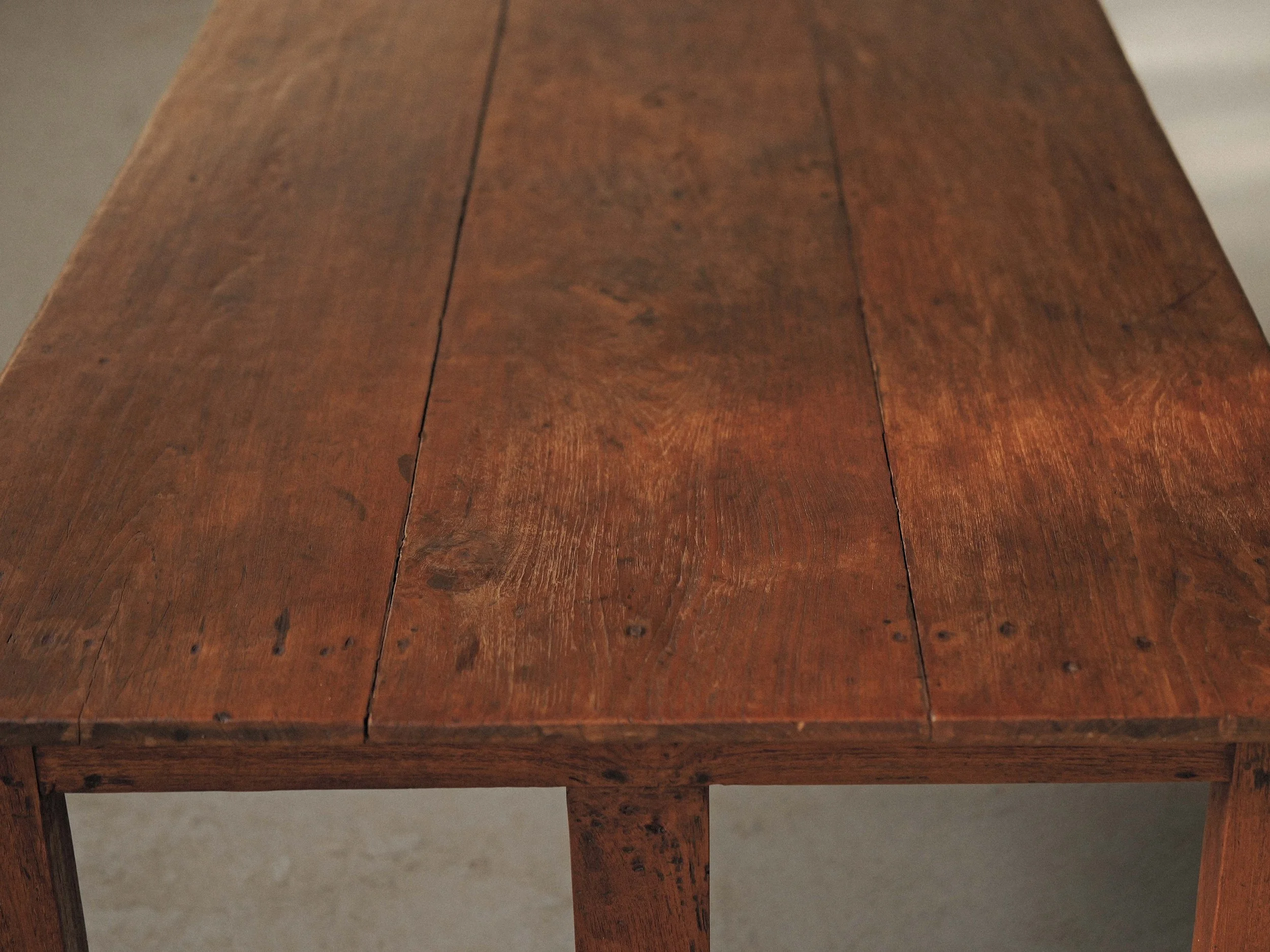 20261014T-Table-ou-bureau-en-chene-massif-de-style-arts-and-crafts-vers-1900-7.jpg