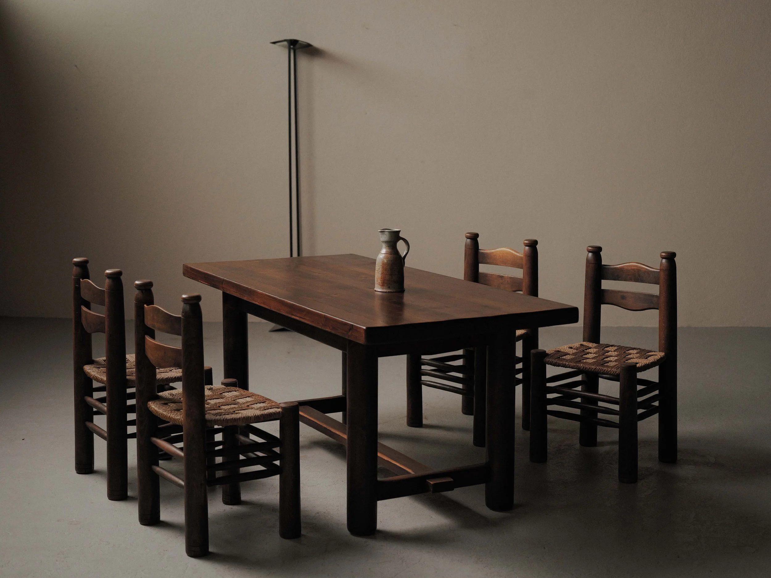 20260603A1-Ensemble-de-4-chaises-rustico-modernistes-en-hetre-massif-France-vers-1940-18.jpg