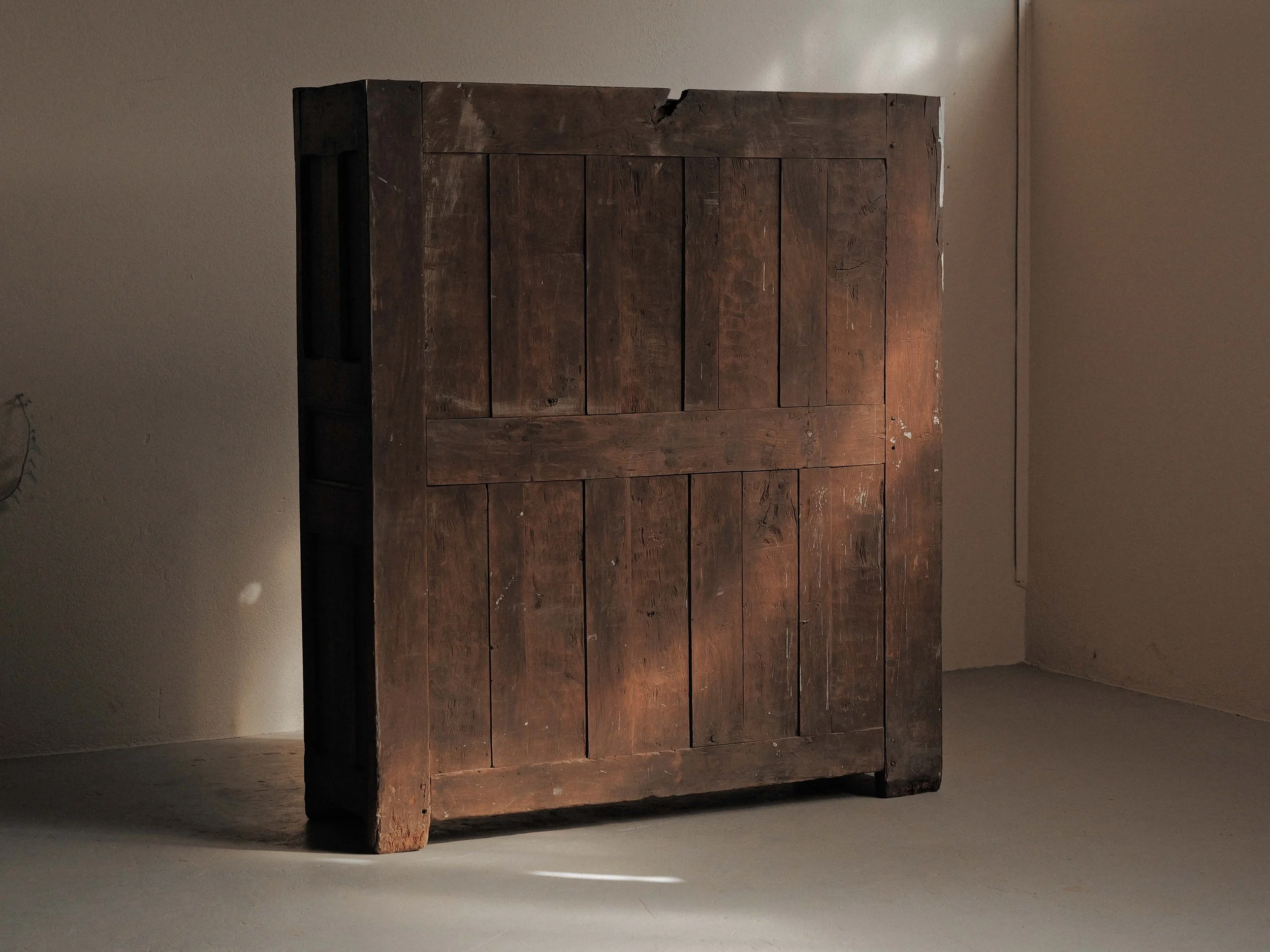 20260923M1-Armoire-coffre-en-chene-massif-entierement-sculptee-art-populaire-breton-19eme-siecle-19.jpg