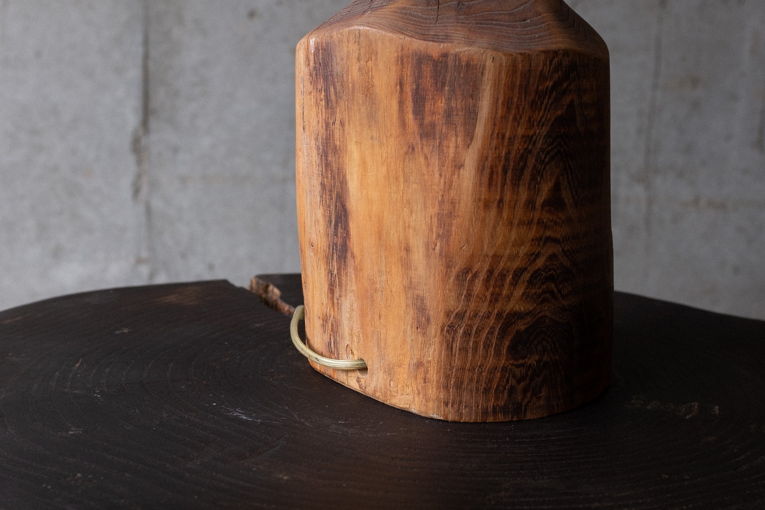 2-lampe-brutaliste-bois-massif-1970.jpg