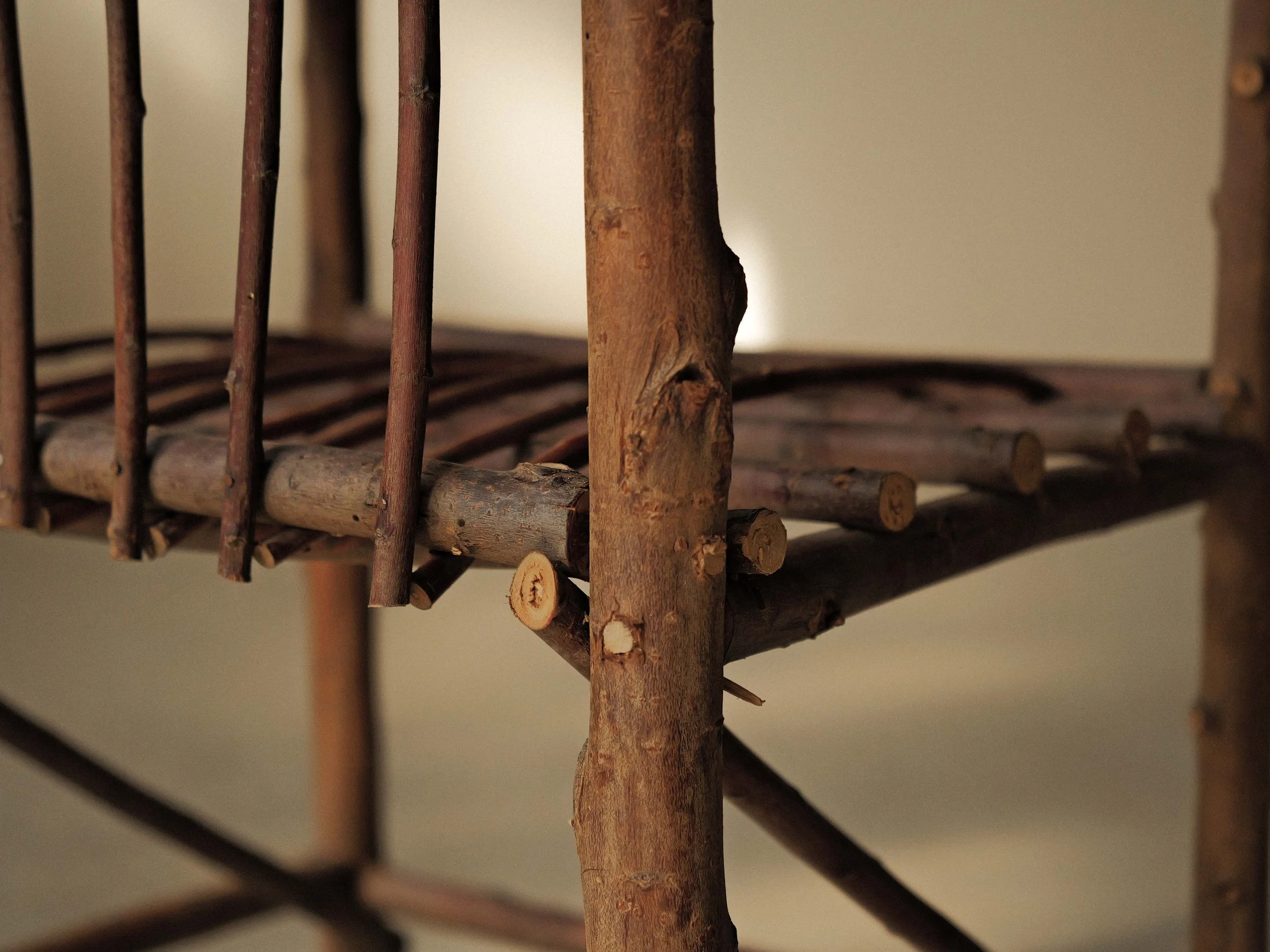 20260908A3-Fauteuil-naif-en-branches-de-noisetier-france-vers-1950-12.jpg