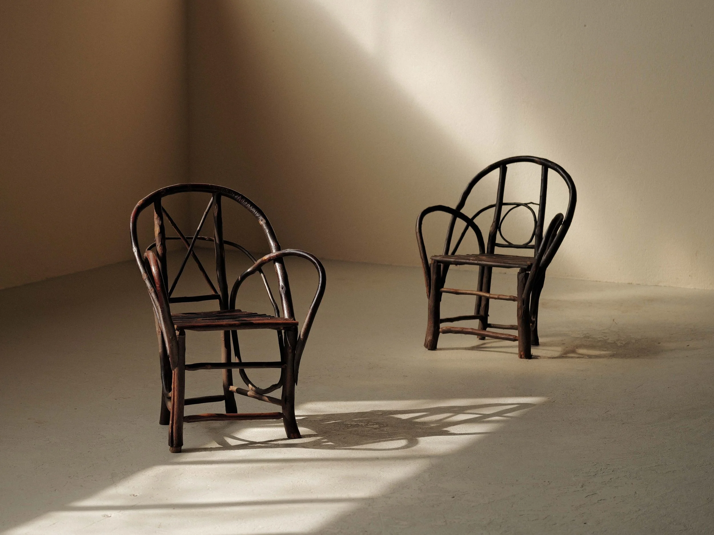 20260319A-paire-de-fauteuils-en-branches-de-noisetier-art-populaire-auvergne-debut-20-eme-siecle-14.jpg