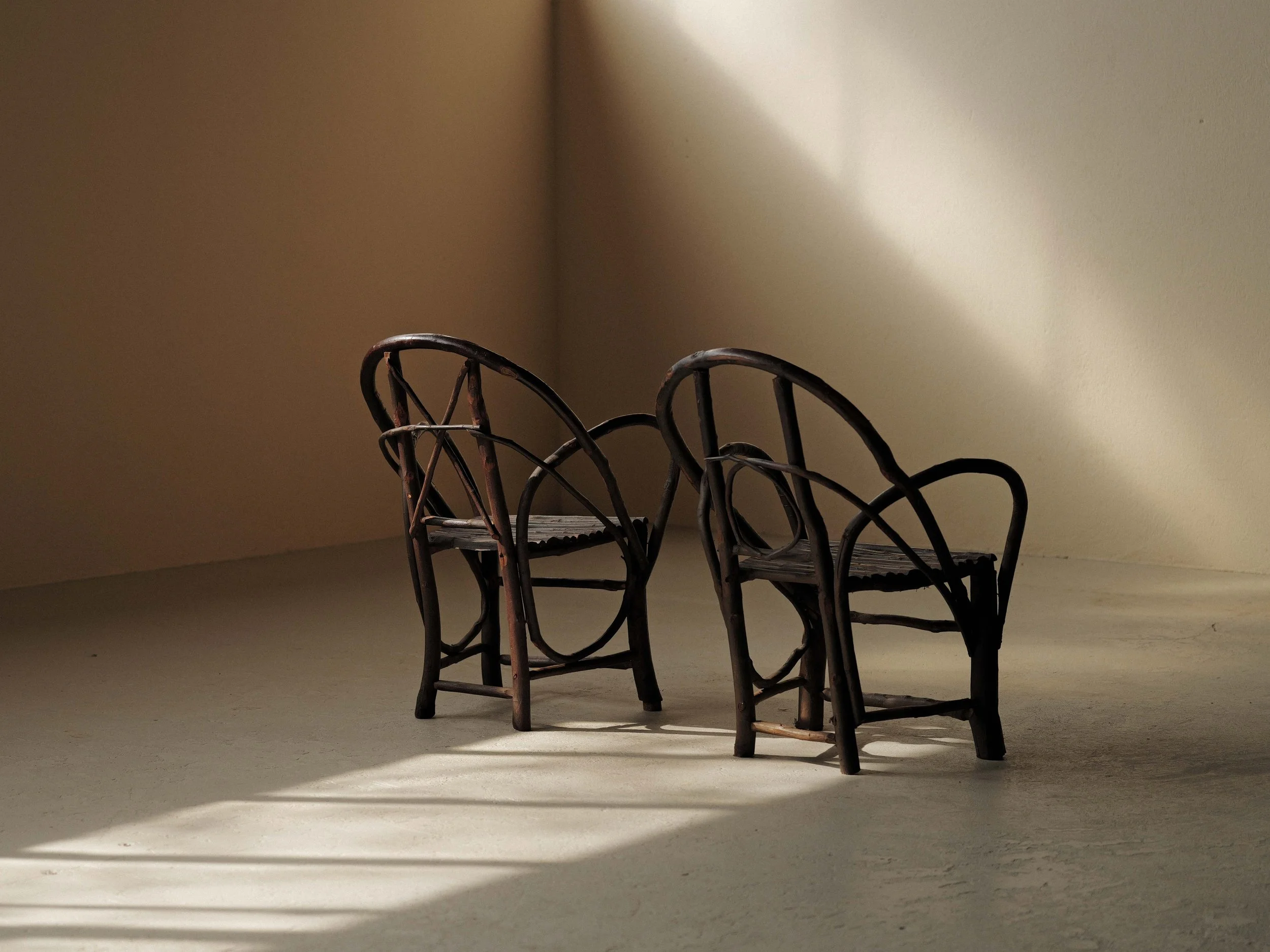 20260319A-paire-de-fauteuils-en-branches-de-noisetier-art-populaire-auvergne-debut-20-eme-siecle-12.jpg