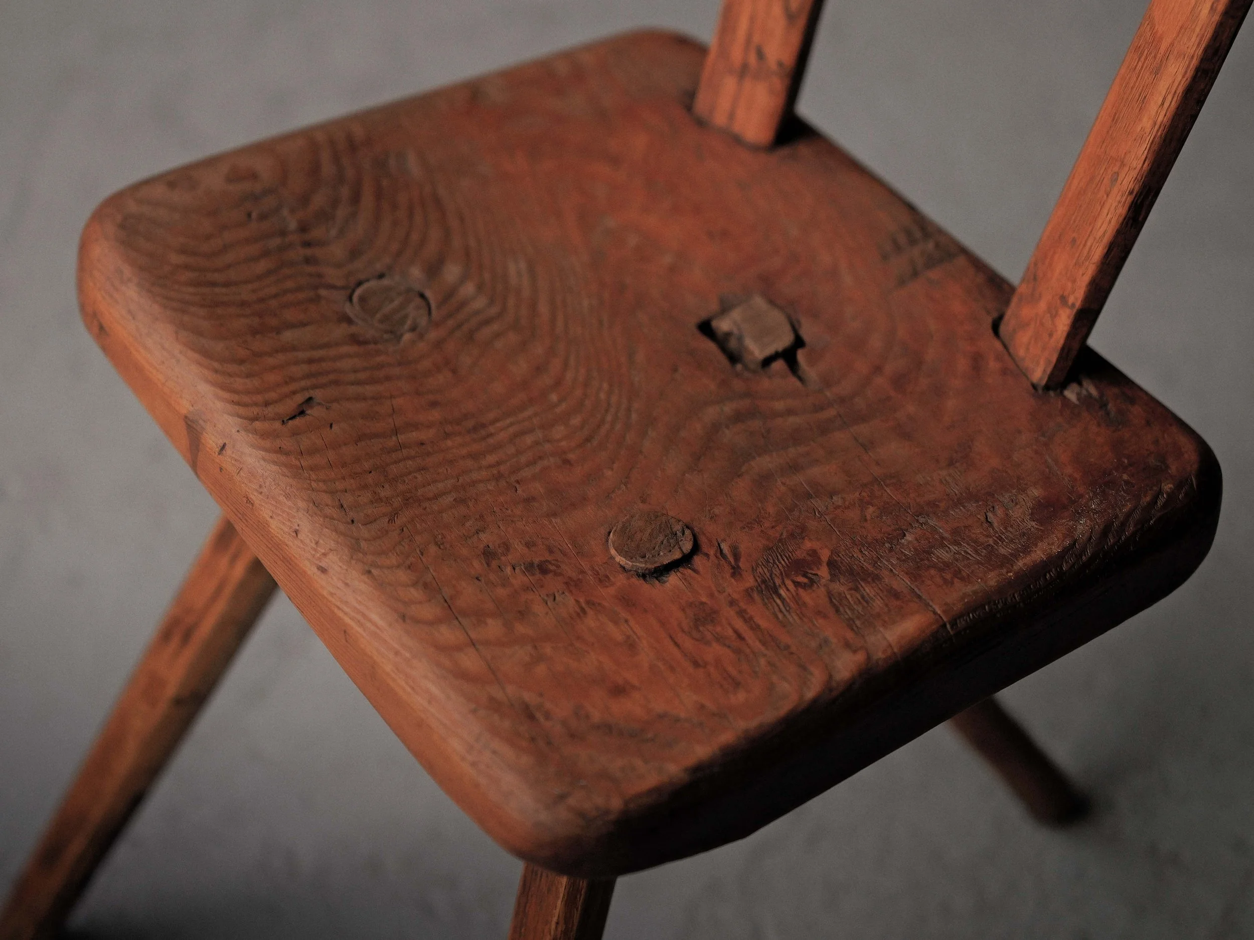 20260128A1-chaise-alpage-art-populaire-pin-massif-tripode-vers-1900-6.jpg