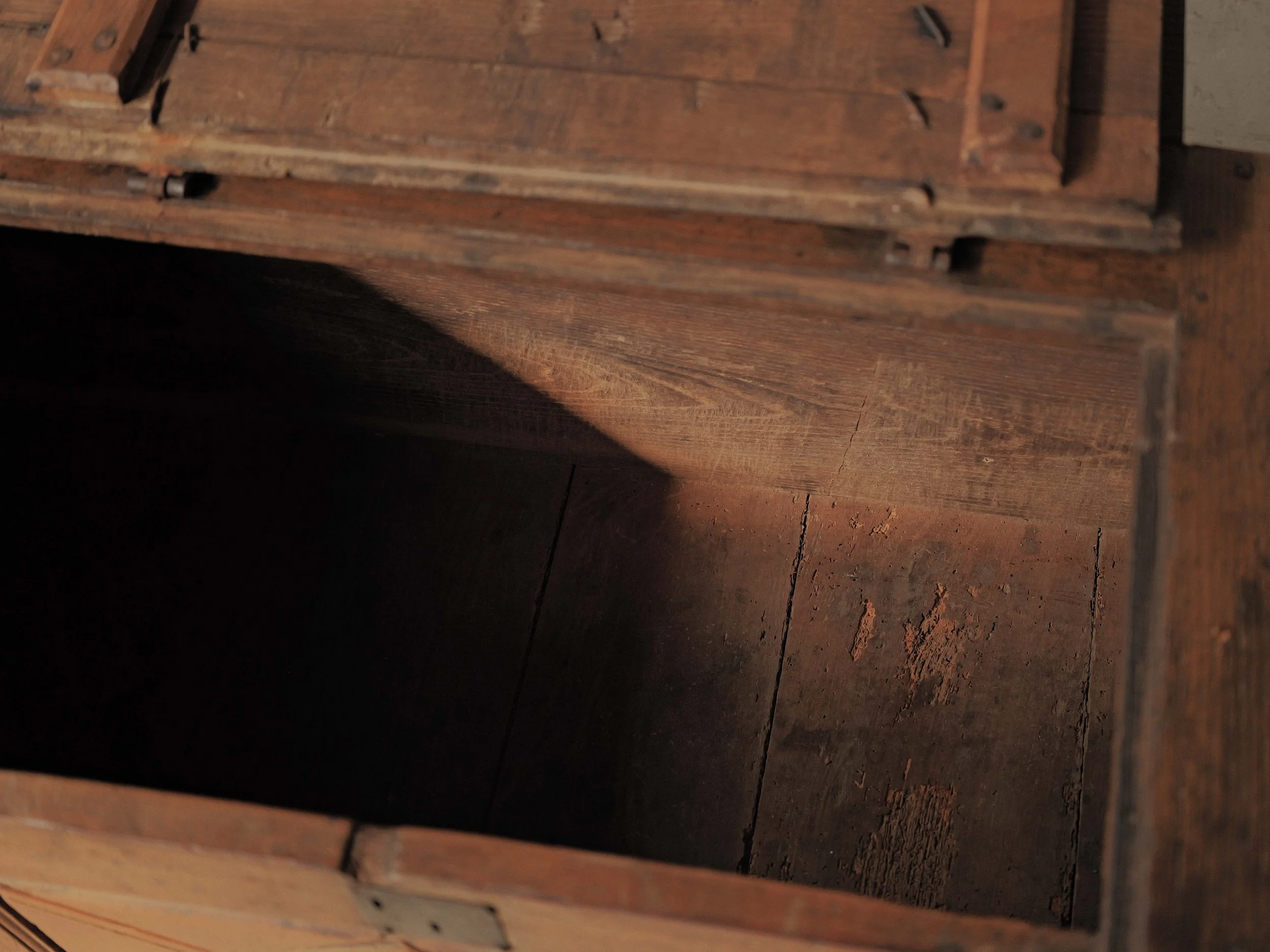 20260323A2-banc-coffre-archebanc-bois-massif-art-populaire-cantal-auvergne-18eme-siecle-10.jpg