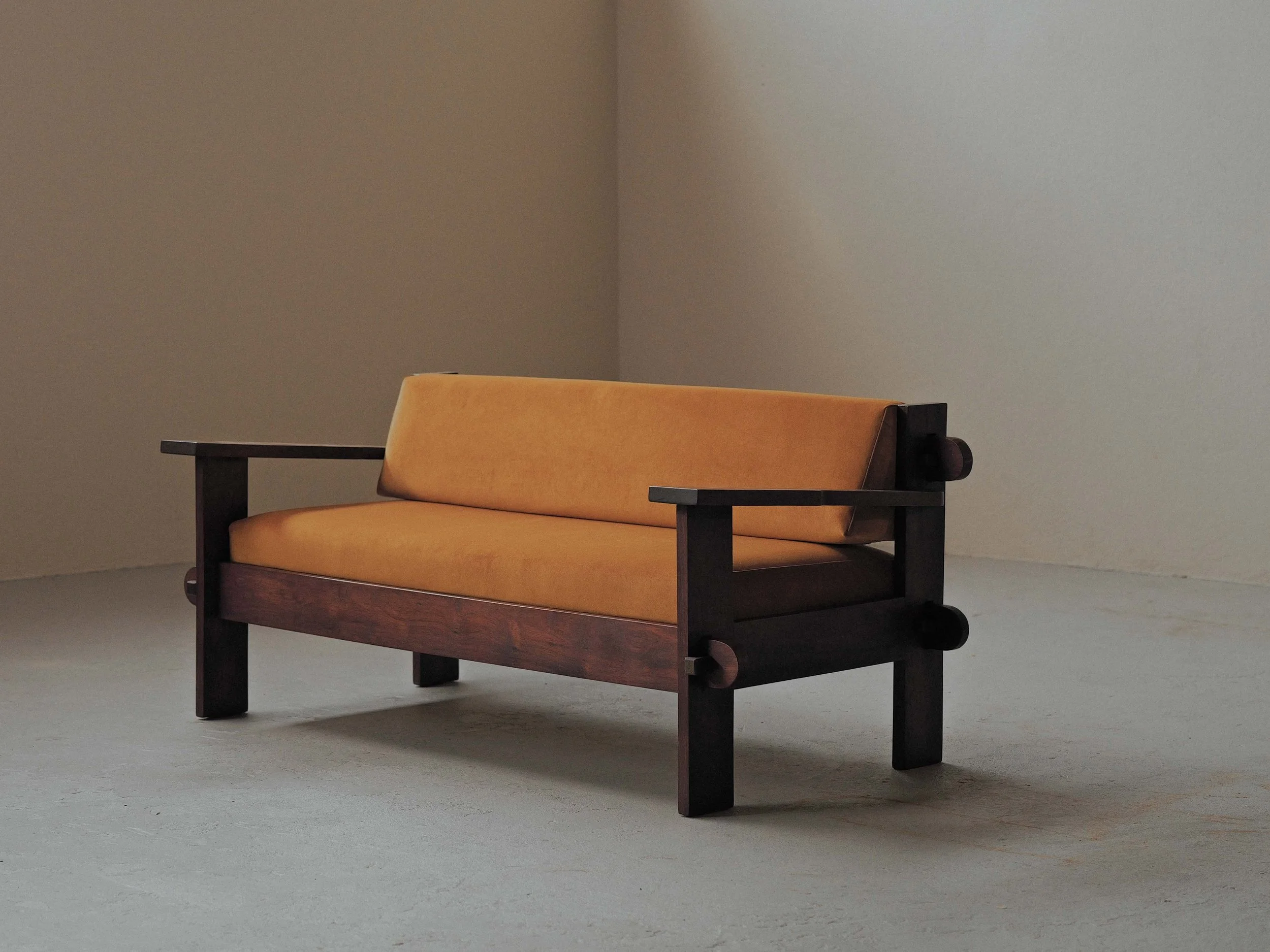 20260414A3-Banquette-artisanale-travail-d-architecte-bois-massif-tissu-moutarde-circa-1970-5.jpg