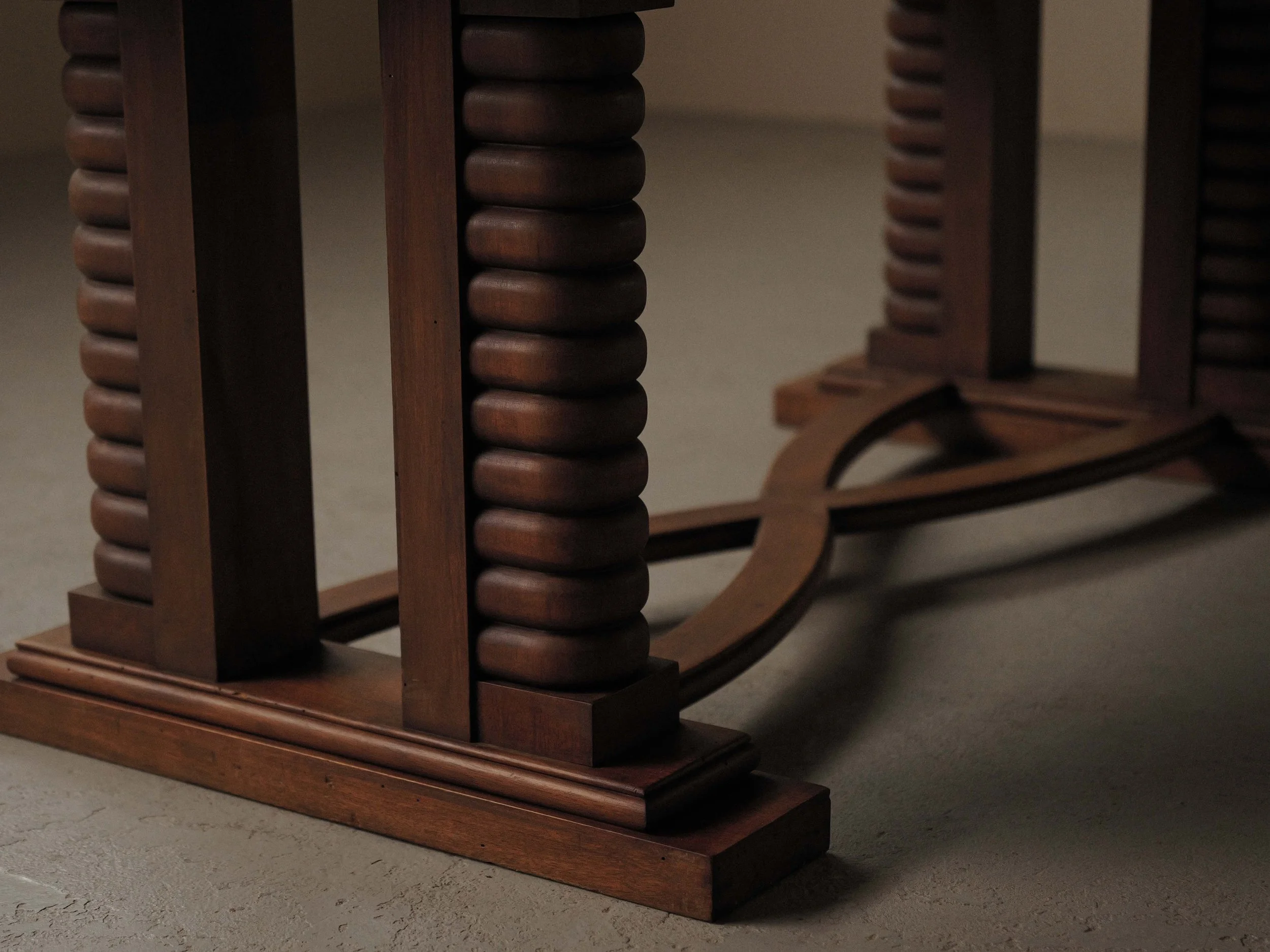 20260907T-table-en-chene-pieds-sculptes-plateau-marqueterie-france-vers-1940-4.jpg
