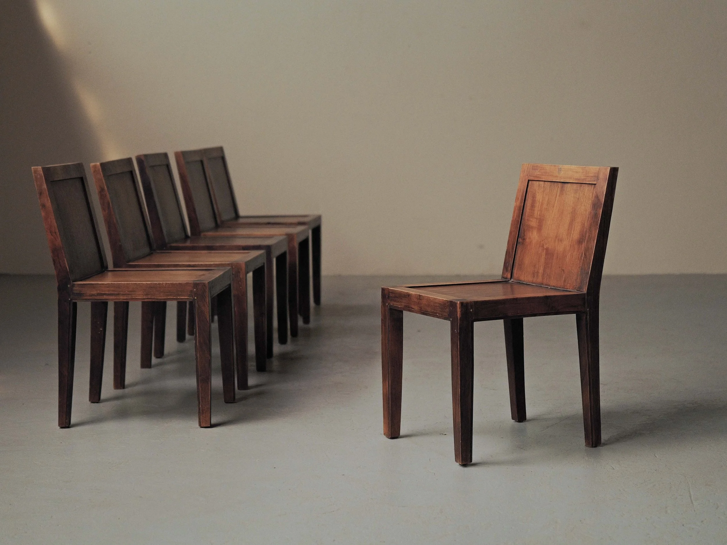 20260612A-Ensemble-de-6-chaises-enchene-massif-et-placage-de-chene-travail-artisanal-France-vers-1970-1980-15.jpg