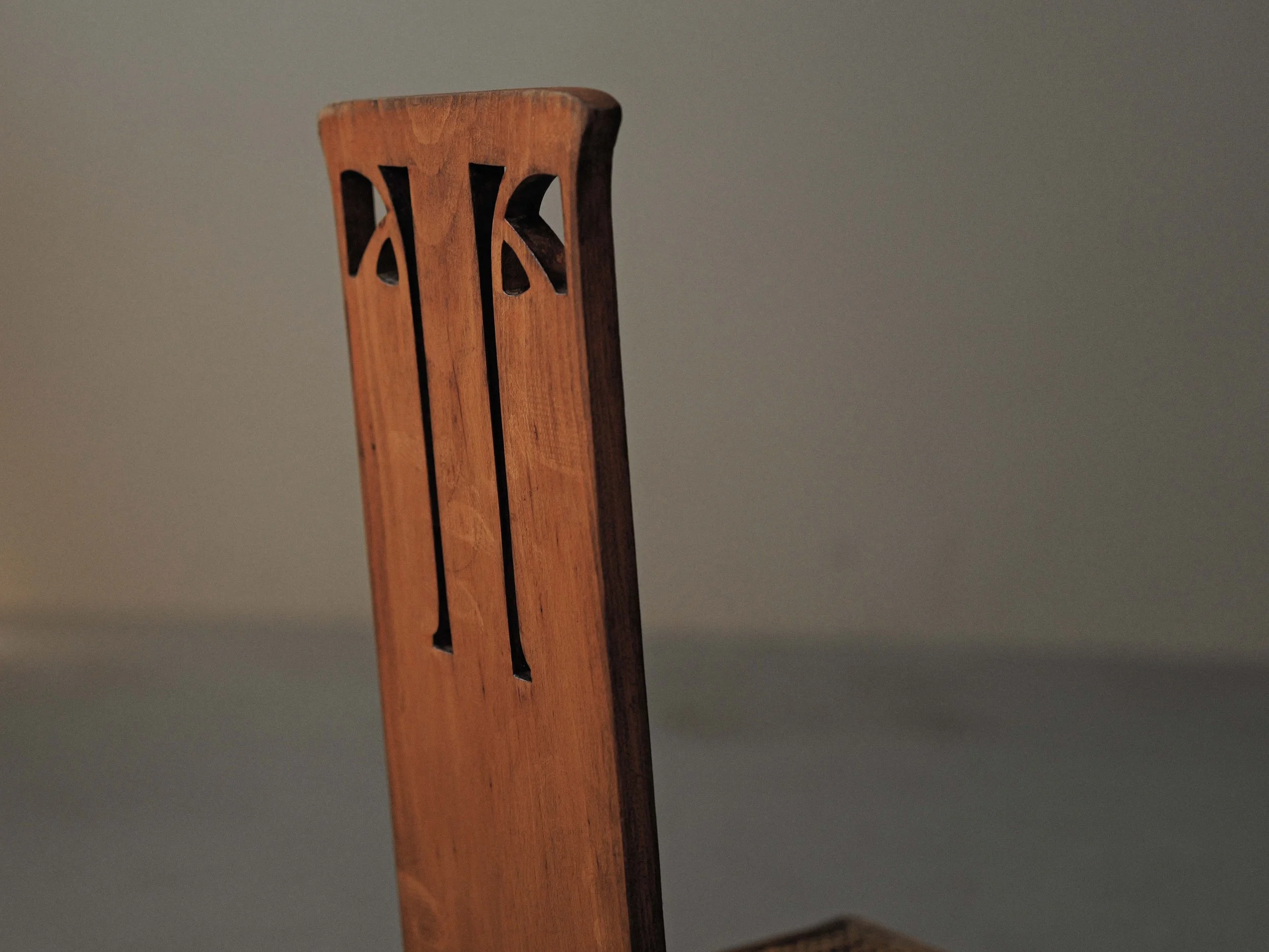 20260518A-chaise-d'appoint-bois-massif-et-cannage-pietements-traineaux-vers-1900-11.jpg
