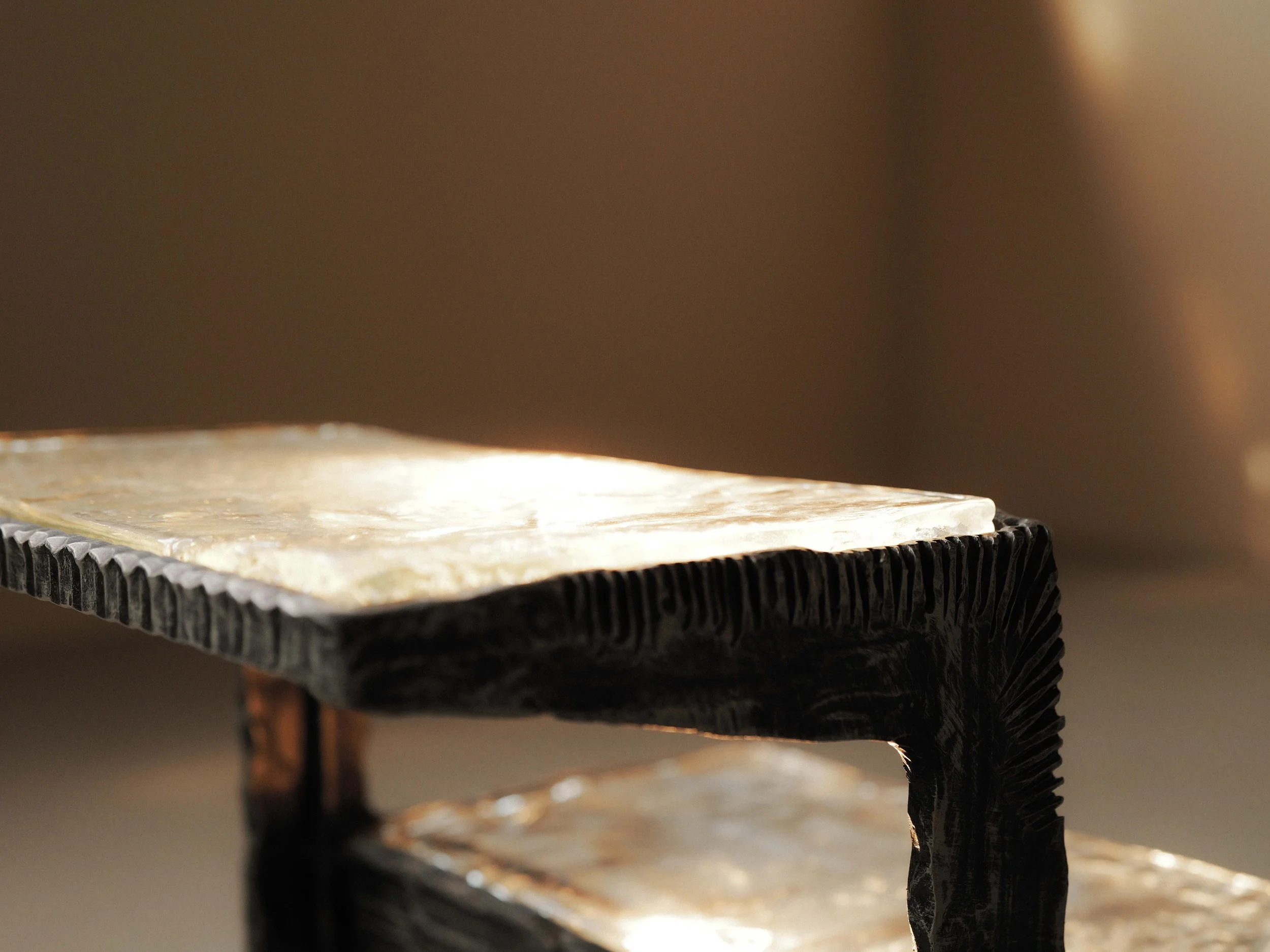 20260630T-table-d-appoint-brutaliste-en-fer-forge-et-dalles-de-verre-eclairante-10.jpg