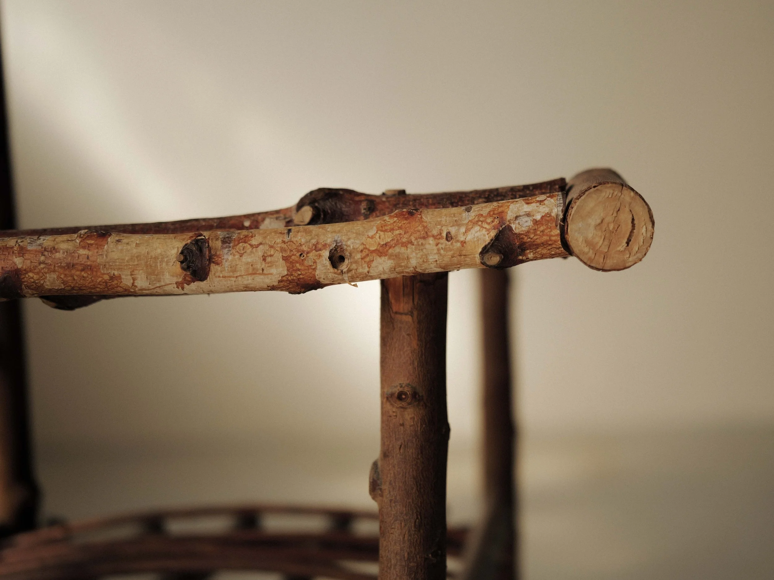 20260908A3-Fauteuil-naif-en-branches-de-noisetier-france-vers-1950-10.jpg