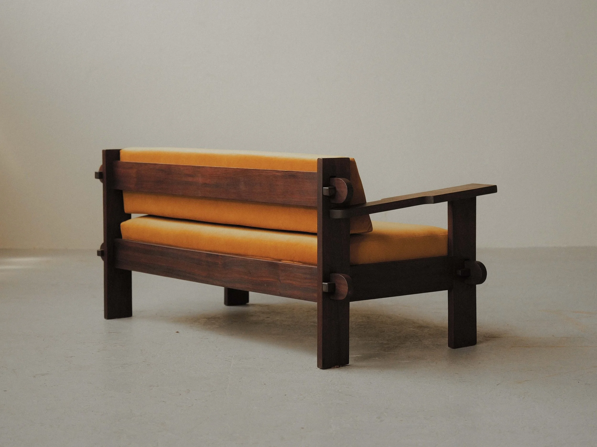 20260414A3-Banquette-artisanale-travail-d-architecte-bois-massif-tissu-moutarde-circa-1970-14.jpg
