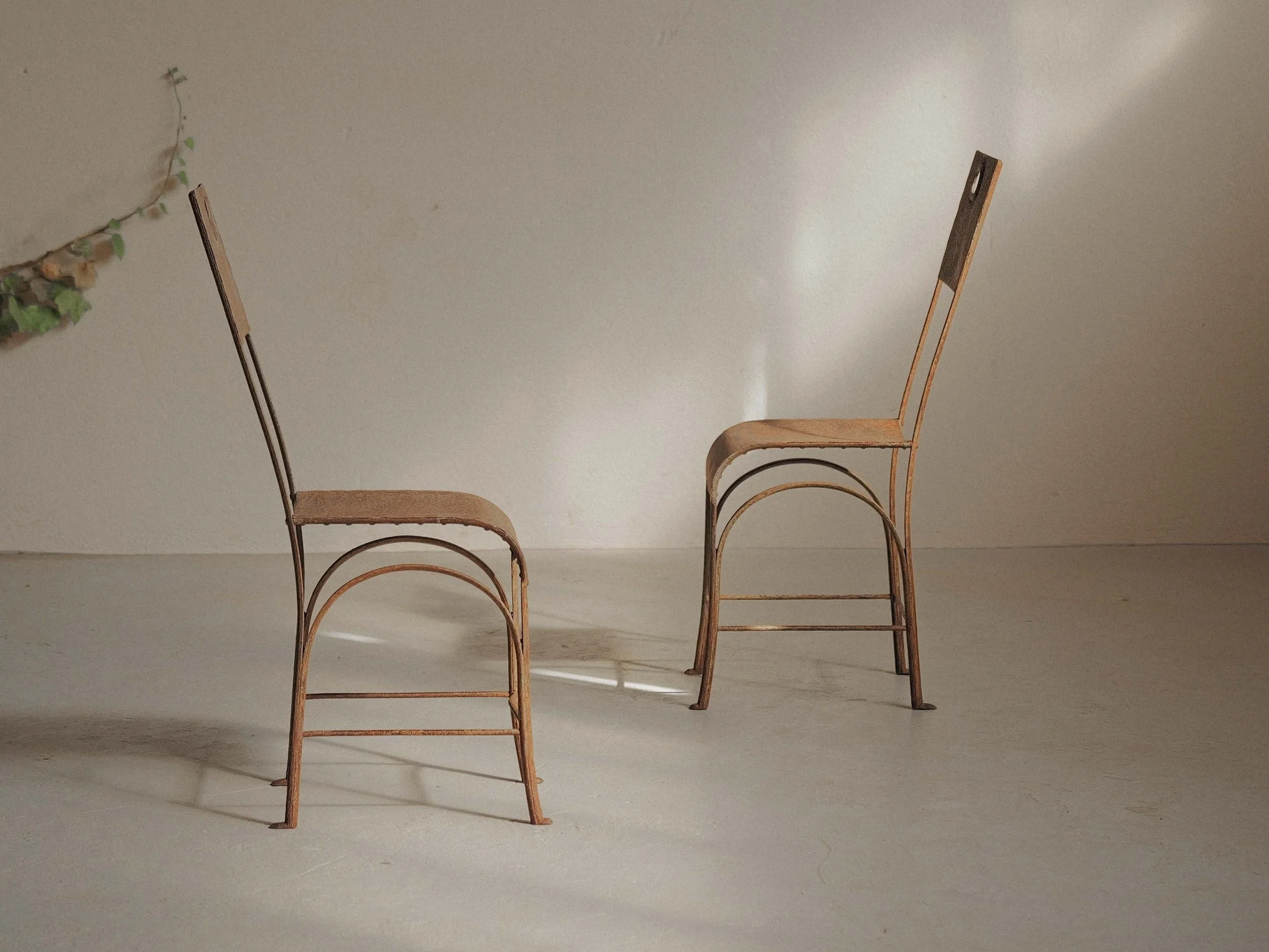 20260921A2-paire-de-chaises-en-acier-rivete-vers-1920-2.jpg