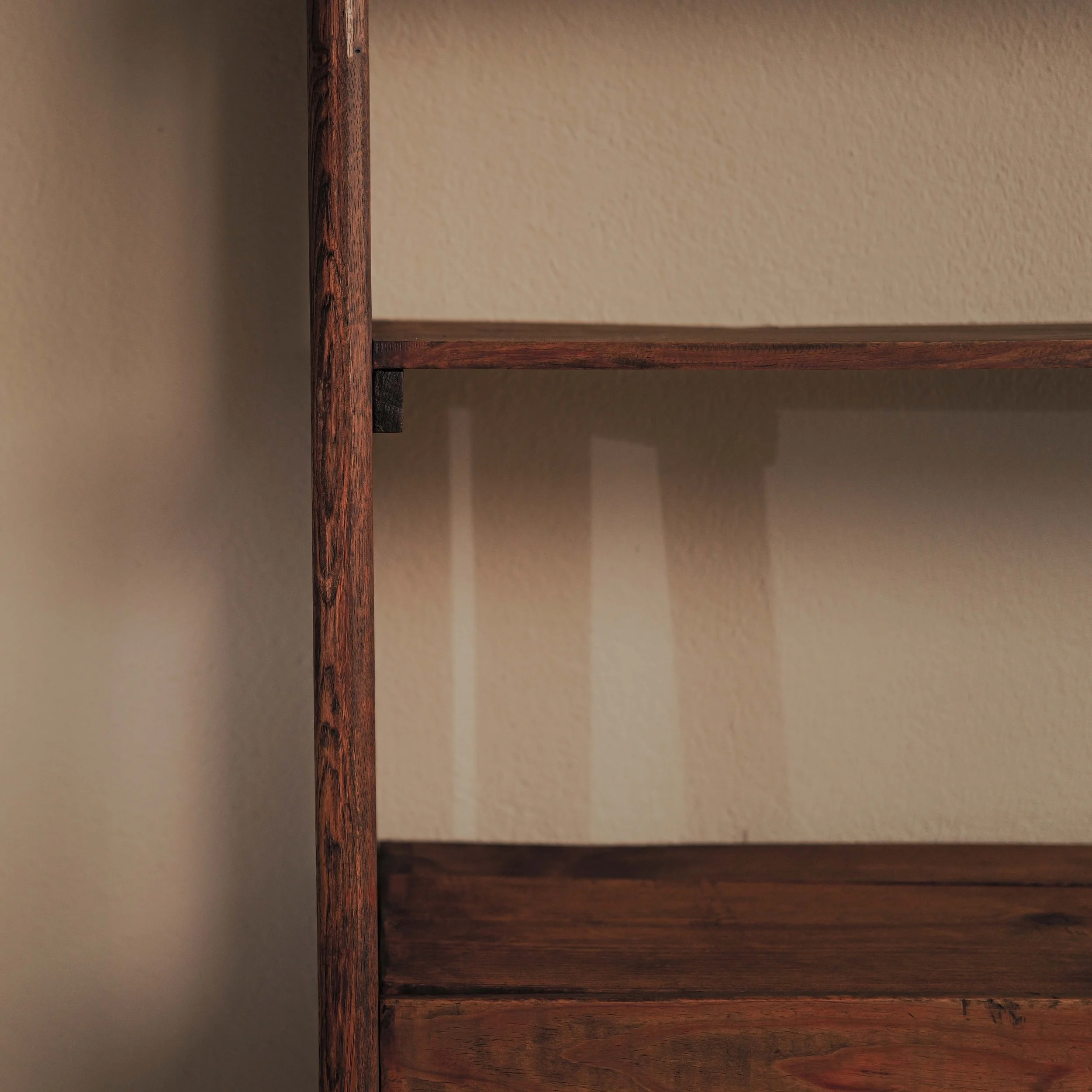 20260629M3-Meuble-artisanal-ou-d-architecte-etagere-secretaire-en-pin-et-chene-Vers-1960-5.jpg