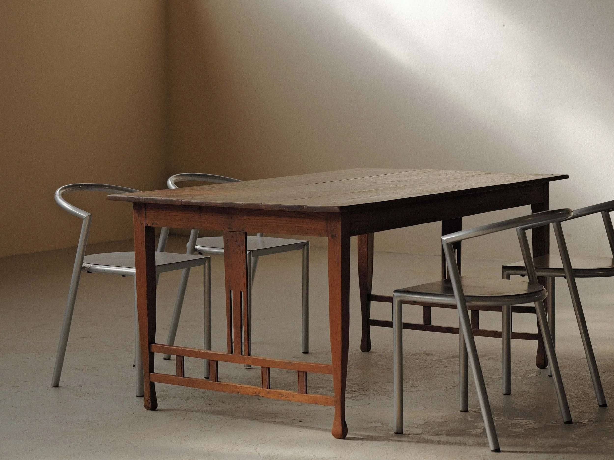 20261014T-Table-ou-bureau-en-chene-massif-de-style-arts-and-crafts-vers-1900-15.jpg