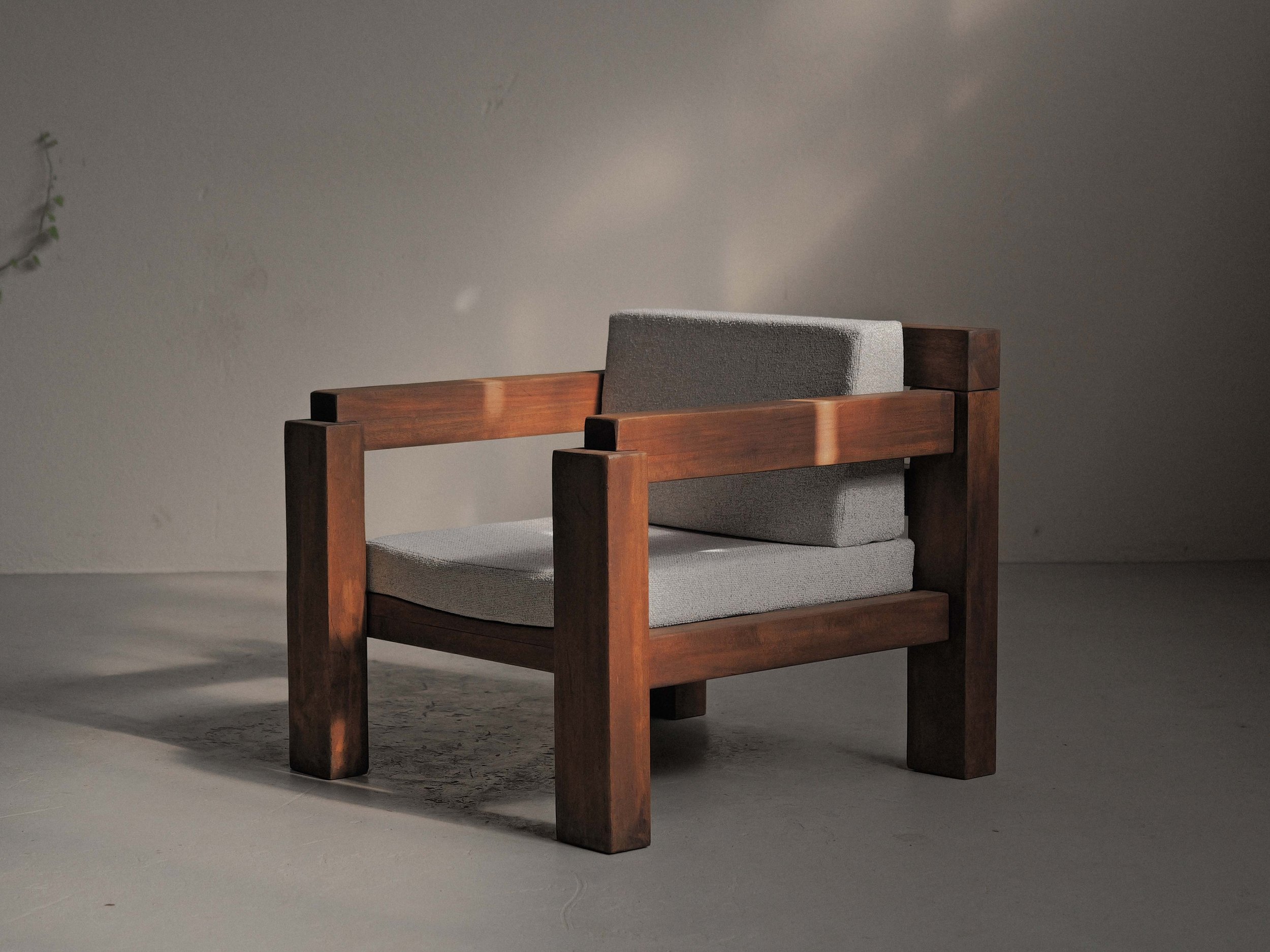 20260531A-fauteuil-artisanal-ou-d-architecte-bois-massif-et-tissu-travail-des-annees-80-90-8.jpg