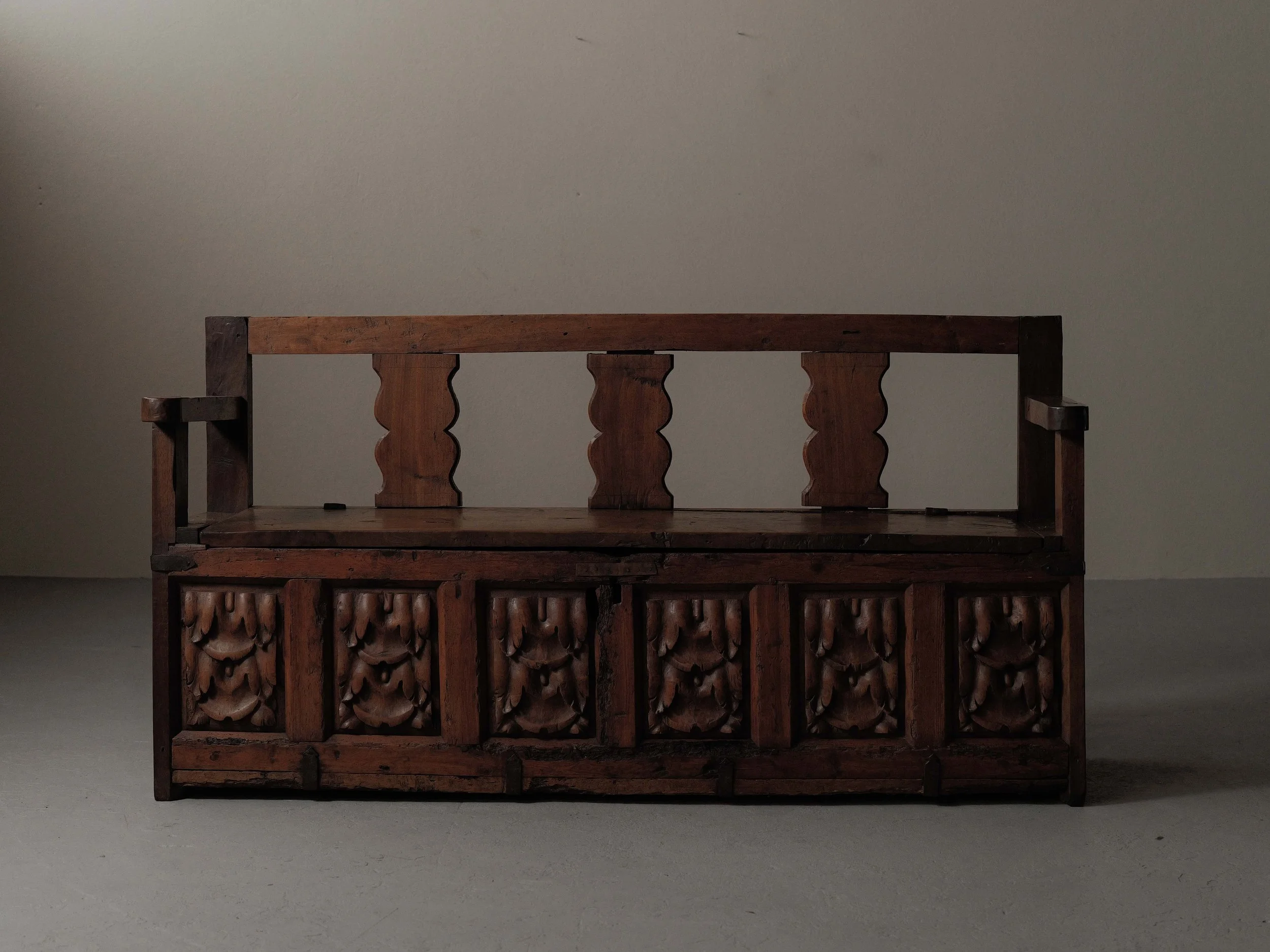 Banc coffre sculpté en bois massif, XVIIIᵉ siècle