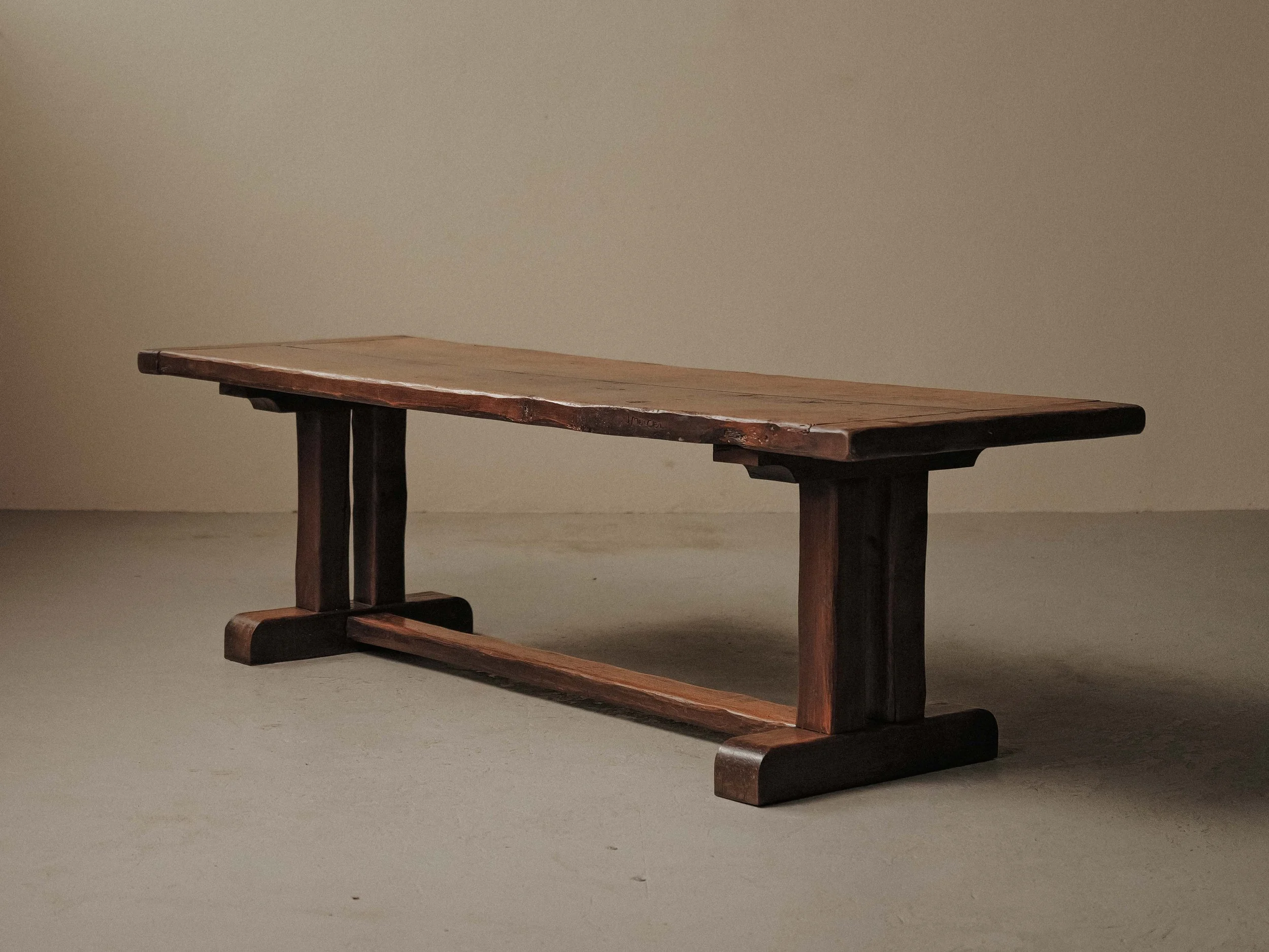 20260802T-Table-artisanale-en-chene-massif-signe-J.Mercier-Vers-1950-17.jpg