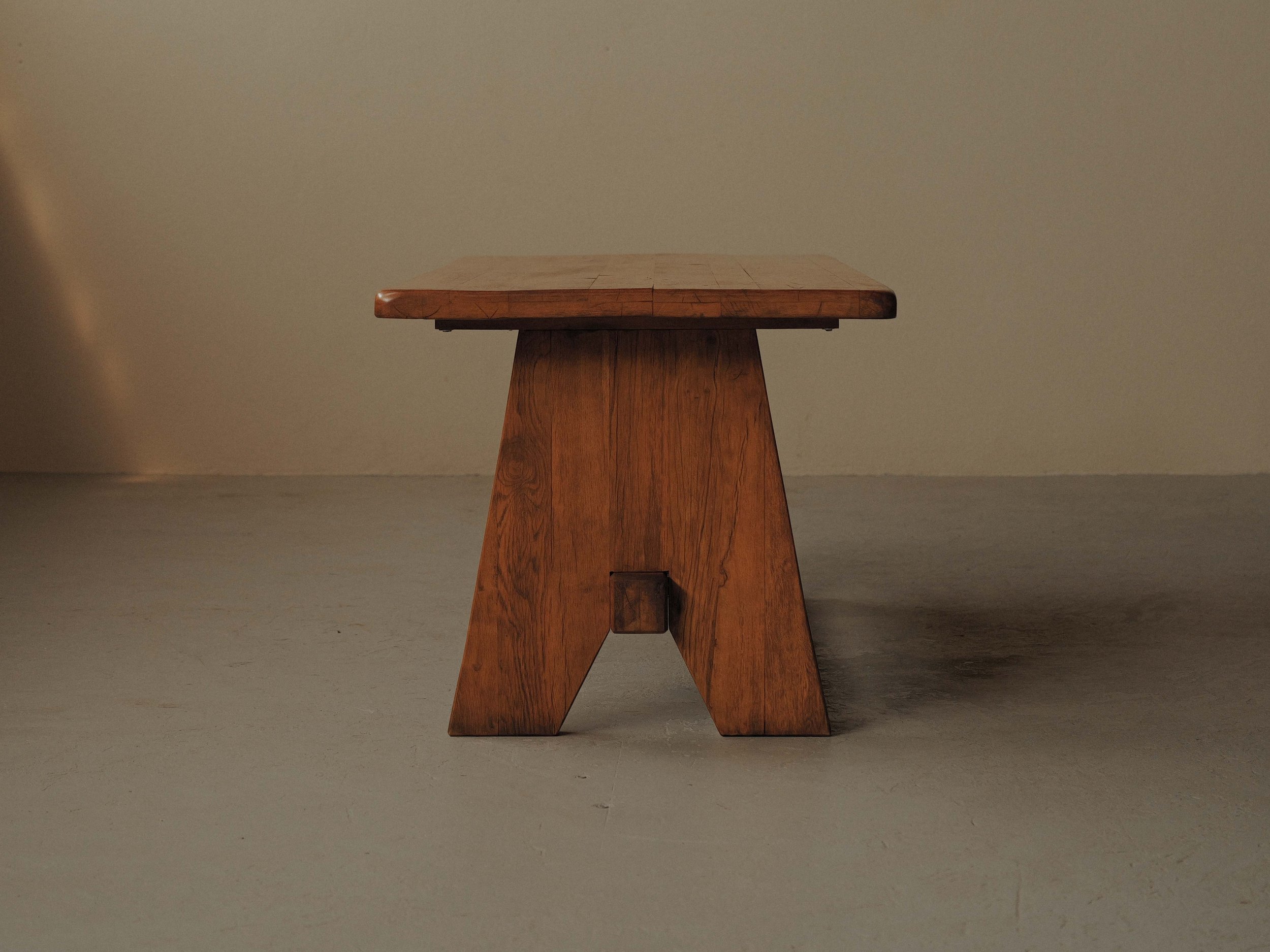 20260608T-table-de-repas-en-chene-massif-travail-artisanal-probablement-d-architecte-esprit-brutaliste-Vers-1980-3.jpg