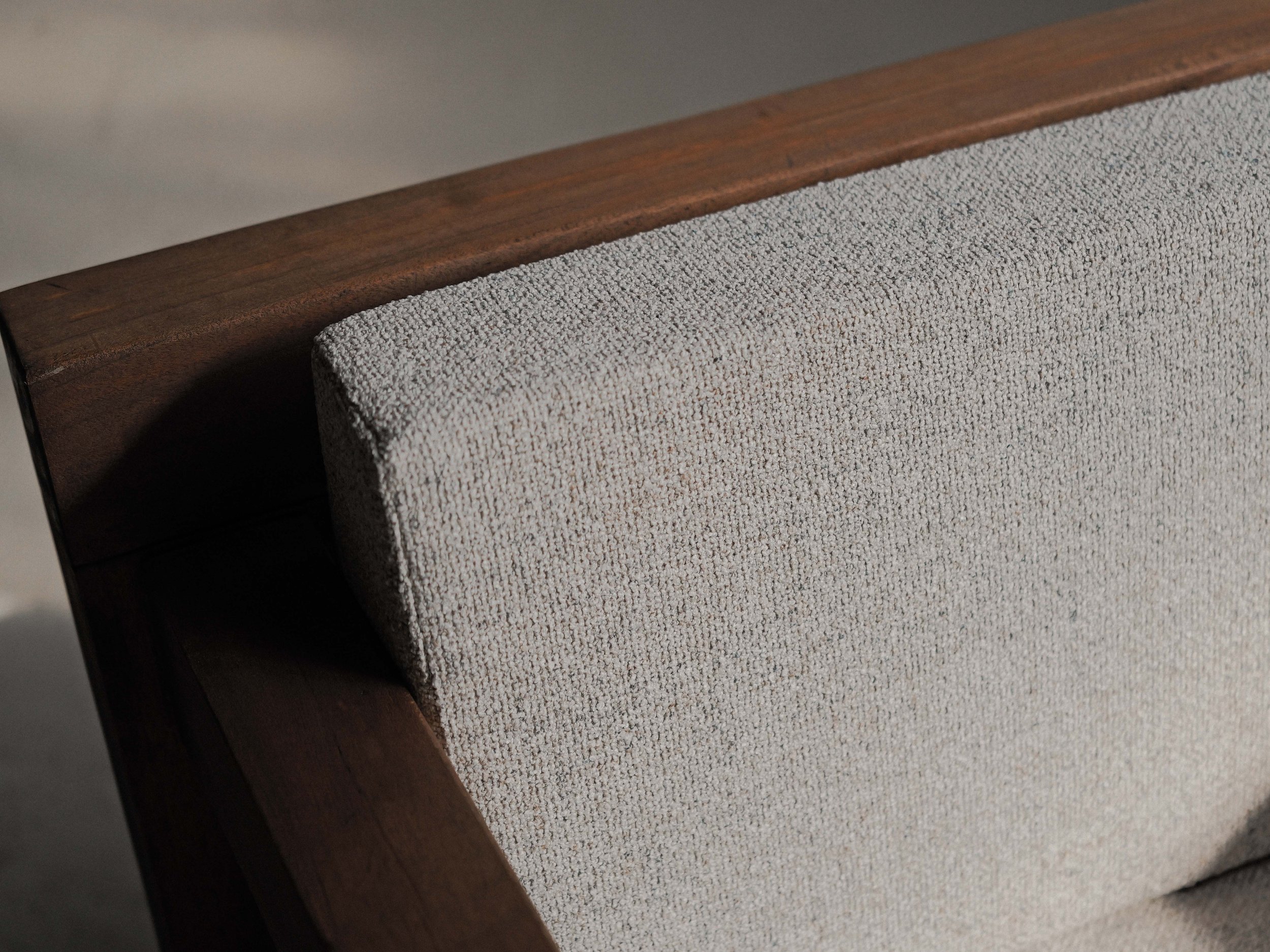 20260531A-fauteuil-artisanal-ou-d-architecte-bois-massif-et-tissu-travail-des-annees-80-90-5.jpg
