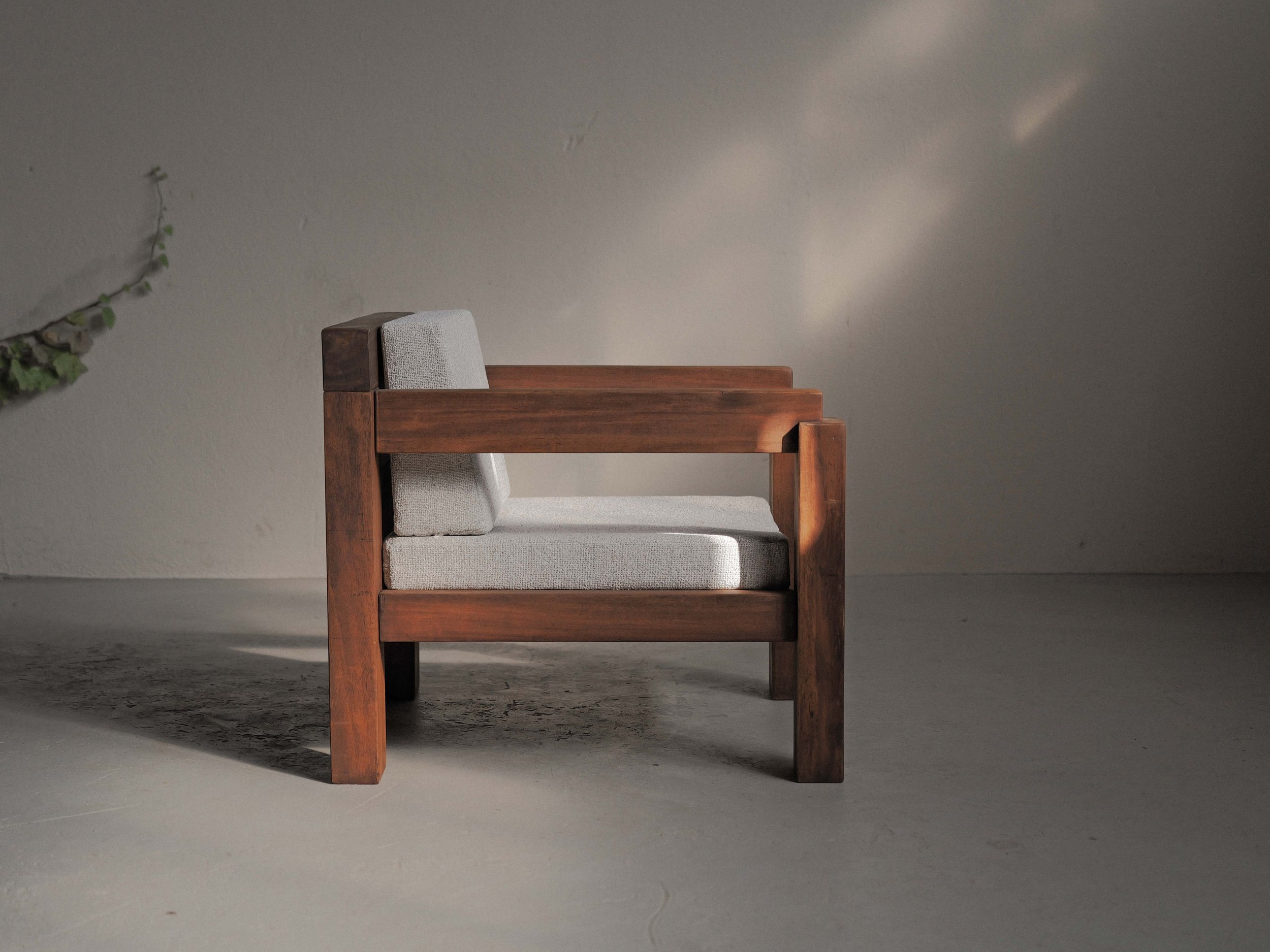 20260531A-fauteuil-artisanal-ou-d-architecte-bois-massif-et-tissu-travail-des-annees-80-90-12.jpg